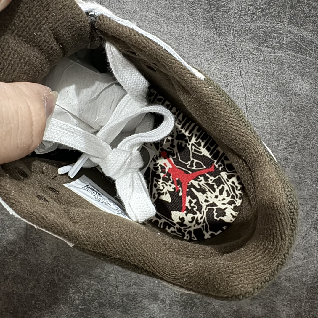 图片[7]-【纯原M版】Travis Scott x Jordan AJ Cut The Check TS倒钩联名魔术贴篮球鞋 FZ8117-100 注意默认配原盒盒子配套布袋不用加钱 退货丢失扣20元 原厂全套原楦原纸板冲刀磨具开发 原厂皮料加持 原厂港宝加持定型后跟R度完美 同源原厂电绣 鬼脸飞翼针数密度立体效果一致 百分百一致原鞋 原厂拉帮工艺 针距密度一致 后跟弧度收口自然不对折 极致一眼正品既视感 进口玻璃冲刀皮料裁剪零毛边 全鞋电脑针车工艺 品控清洁度最高QC检验标准 免检产品 原厂订购鞋盒、布袋、鞋标、防尘纸、鞋撑、鞋带 追求极致的原厂味道 配色方面采用白色为基础 搭配棕色框架呈现 完美还原了初代倒钩的配色设计 细节方面 标志性的反钩Swoosh采用米色点缀 鞋面还带有特殊的魔术贴细节 此外在鞋舌、后跟部分均带有Cactus Jack厂牌Logo 彰显鞋款特殊身份 尺码：36 36.5 37.5 38 38.5 39 40 40.5 41 42 42.5 43 44 44.5 45 46 47.5-选品中心