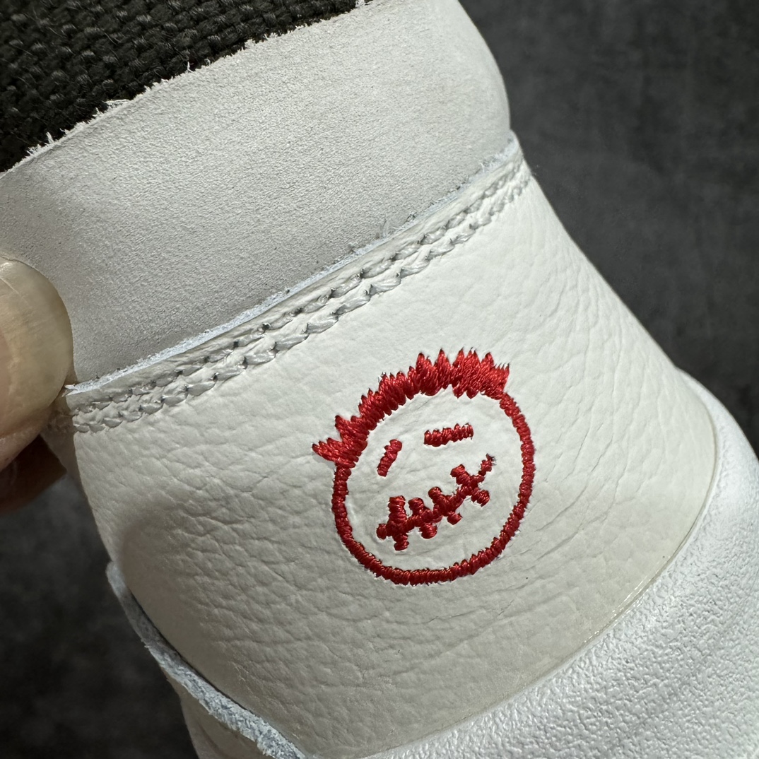 图片[2]-【纯原M版】Travis Scott x Jordan AJ Cut The Check TS倒钩联名魔术贴篮球鞋 FZ8117-100 注意默认配原盒盒子配套布袋不用加钱 退货丢失扣20元 原厂全套原楦原纸板冲刀磨具开发 原厂皮料加持 原厂港宝加持定型后跟R度完美 同源原厂电绣 鬼脸飞翼针数密度立体效果一致 百分百一致原鞋 原厂拉帮工艺 针距密度一致 后跟弧度收口自然不对折 极致一眼正品既视感 进口玻璃冲刀皮料裁剪零毛边 全鞋电脑针车工艺 品控清洁度最高QC检验标准 免检产品 原厂订购鞋盒、布袋、鞋标、防尘纸、鞋撑、鞋带 追求极致的原厂味道 配色方面采用白色为基础 搭配棕色框架呈现 完美还原了初代倒钩的配色设计 细节方面 标志性的反钩Swoosh采用米色点缀 鞋面还带有特殊的魔术贴细节 此外在鞋舌、后跟部分均带有Cactus Jack厂牌Logo 彰显鞋款特殊身份 尺码：36 36.5 37.5 38 38.5 39 40 40.5 41 42 42.5 43 44 44.5 45 46 47.5-选品中心