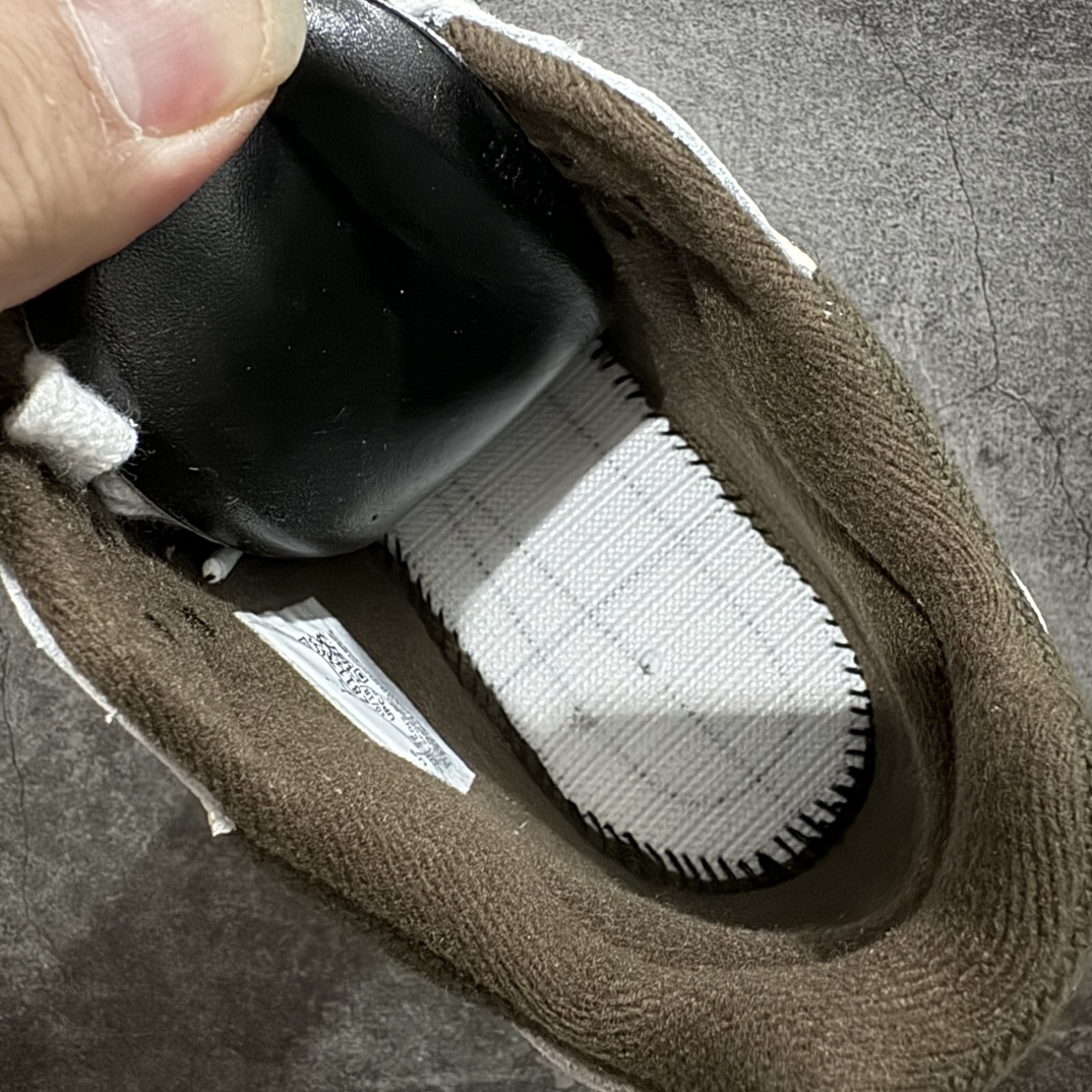 图片[9]-【纯原M版】Travis Scott x Jordan AJ Cut The Check TS倒钩联名魔术贴篮球鞋 FZ8117-100 注意默认配原盒盒子配套布袋不用加钱 退货丢失扣20元 原厂全套原楦原纸板冲刀磨具开发 原厂皮料加持 原厂港宝加持定型后跟R度完美 同源原厂电绣 鬼脸飞翼针数密度立体效果一致 百分百一致原鞋 原厂拉帮工艺 针距密度一致 后跟弧度收口自然不对折 极致一眼正品既视感 进口玻璃冲刀皮料裁剪零毛边 全鞋电脑针车工艺 品控清洁度最高QC检验标准 免检产品 原厂订购鞋盒、布袋、鞋标、防尘纸、鞋撑、鞋带 追求极致的原厂味道 配色方面采用白色为基础 搭配棕色框架呈现 完美还原了初代倒钩的配色设计 细节方面 标志性的反钩Swoosh采用米色点缀 鞋面还带有特殊的魔术贴细节 此外在鞋舌、后跟部分均带有Cactus Jack厂牌Logo 彰显鞋款特殊身份 尺码：36 36.5 37.5 38 38.5 39 40 40.5 41 42 42.5 43 44 44.5 45 46 47.5-选品中心