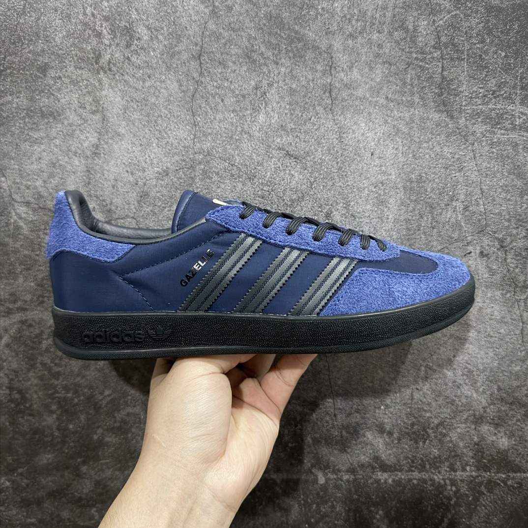 【Top版本】AD Original Gazelle Indoor Trainers 瞪羚室内鞋系列低帮复古百搭休闲运动德训风板鞋 深蓝 IH9986n高端零售特供批次 原厂定制长毛翻毛皮组合环保纤维革鞋面材质 内置环保海玻璃鞋垫 外置RB橡胶大底 产品品控稳定性领先行业 原厂全套原楦原纸板冲刀磨具开发 原厂皮料加持 原厂港宝加持定型后跟R度完美 将复古进行到底 简约流畅 三十年不变经典 这款Gazelle运动鞋 无论面料、配色、质感或设计 都只在重现其1991年原款的经典 皮革鞋面 撞色三条纹和鞋跟标的设计 力求呈现90年代的经典复古风潮 Samba火热的同时 也带动了其它的复古鞋型 Gazelle便是其中一只 Gazelle Indoor拥有包边更宽的T字型鞋头 更好的保护运动员的前掌 浓浓的复古氛围感 非常适合现在流行的Cleanfit风格SIZE：36 36.5 37.5 38 38.5 39 40 40.5 41 42 42.5 43 44 44.5 45 46 编码：TO250270n-鞋库