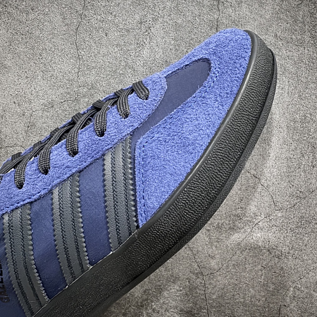 图片[6]-【Top版本】AD Original Gazelle Indoor Trainers 瞪羚室内鞋系列低帮复古百搭休闲运动德训风板鞋 深蓝 IH9986n高端零售特供批次 原厂定制长毛翻毛皮组合环保纤维革鞋面材质 内置环保海玻璃鞋垫 外置RB橡胶大底 产品品控稳定性领先行业 原厂全套原楦原纸板冲刀磨具开发 原厂皮料加持 原厂港宝加持定型后跟R度完美 将复古进行到底 简约流畅 三十年不变经典 这款Gazelle运动鞋 无论面料、配色、质感或设计 都只在重现其1991年原款的经典 皮革鞋面 撞色三条纹和鞋跟标的设计 力求呈现90年代的经典复古风潮 Samba火热的同时 也带动了其它的复古鞋型 Gazelle便是其中一只 Gazelle Indoor拥有包边更宽的T字型鞋头 更好的保护运动员的前掌 浓浓的复古氛围感 非常适合现在流行的Cleanfit风格SIZE：36 36.5 37.5 38 38.5 39 40 40.5 41 42 42.5 43 44 44.5 45 46 编码：TO250270n-鞋库