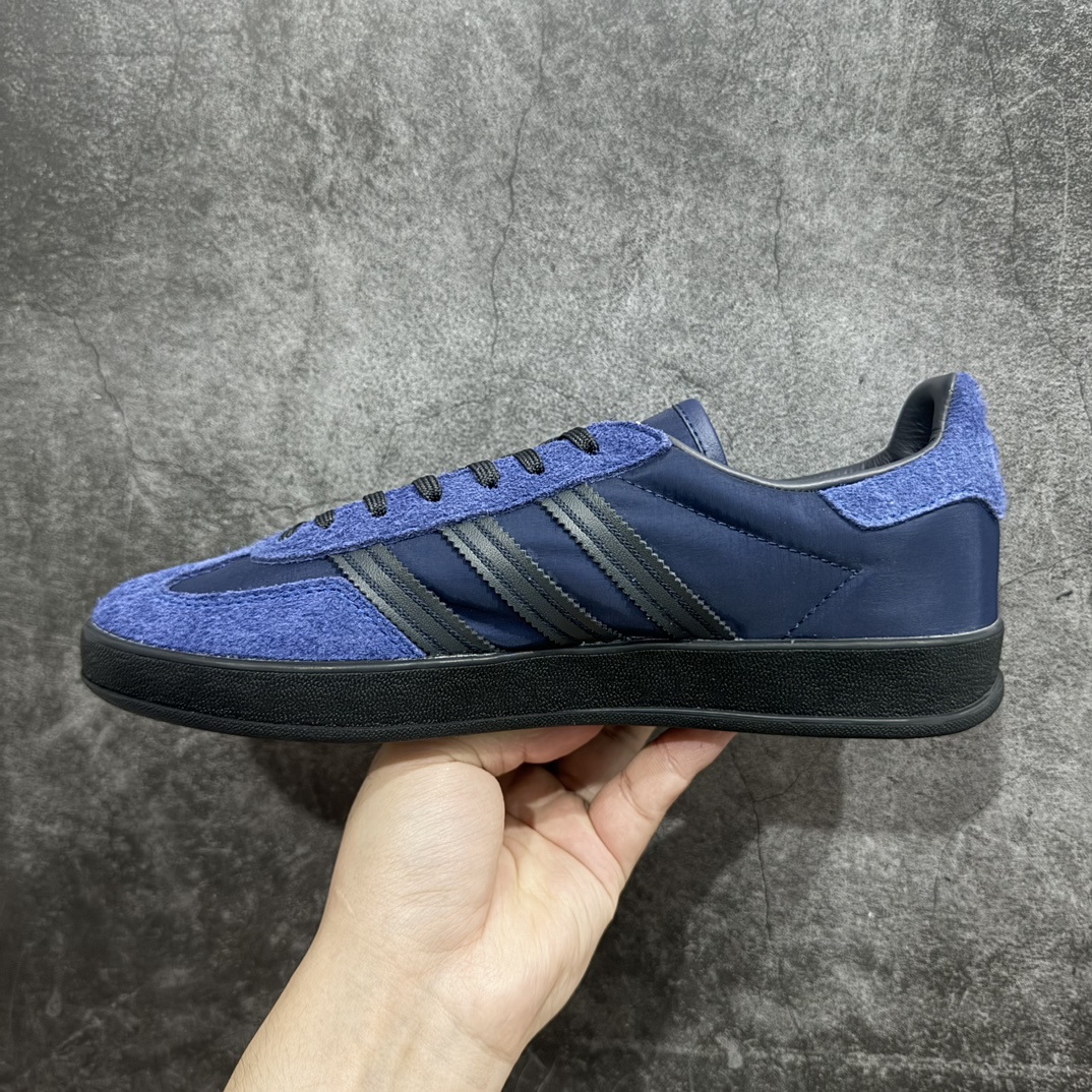 图片[2]-【Top版本】AD Original Gazelle Indoor Trainers 瞪羚室内鞋系列低帮复古百搭休闲运动德训风板鞋 深蓝 IH9986n高端零售特供批次 原厂定制长毛翻毛皮组合环保纤维革鞋面材质 内置环保海玻璃鞋垫 外置RB橡胶大底 产品品控稳定性领先行业 原厂全套原楦原纸板冲刀磨具开发 原厂皮料加持 原厂港宝加持定型后跟R度完美 将复古进行到底 简约流畅 三十年不变经典 这款Gazelle运动鞋 无论面料、配色、质感或设计 都只在重现其1991年原款的经典 皮革鞋面 撞色三条纹和鞋跟标的设计 力求呈现90年代的经典复古风潮 Samba火热的同时 也带动了其它的复古鞋型 Gazelle便是其中一只 Gazelle Indoor拥有包边更宽的T字型鞋头 更好的保护运动员的前掌 浓浓的复古氛围感 非常适合现在流行的Cleanfit风格SIZE：36 36.5 37.5 38 38.5 39 40 40.5 41 42 42.5 43 44 44.5 45 46 编码：TO250270n-鞋库