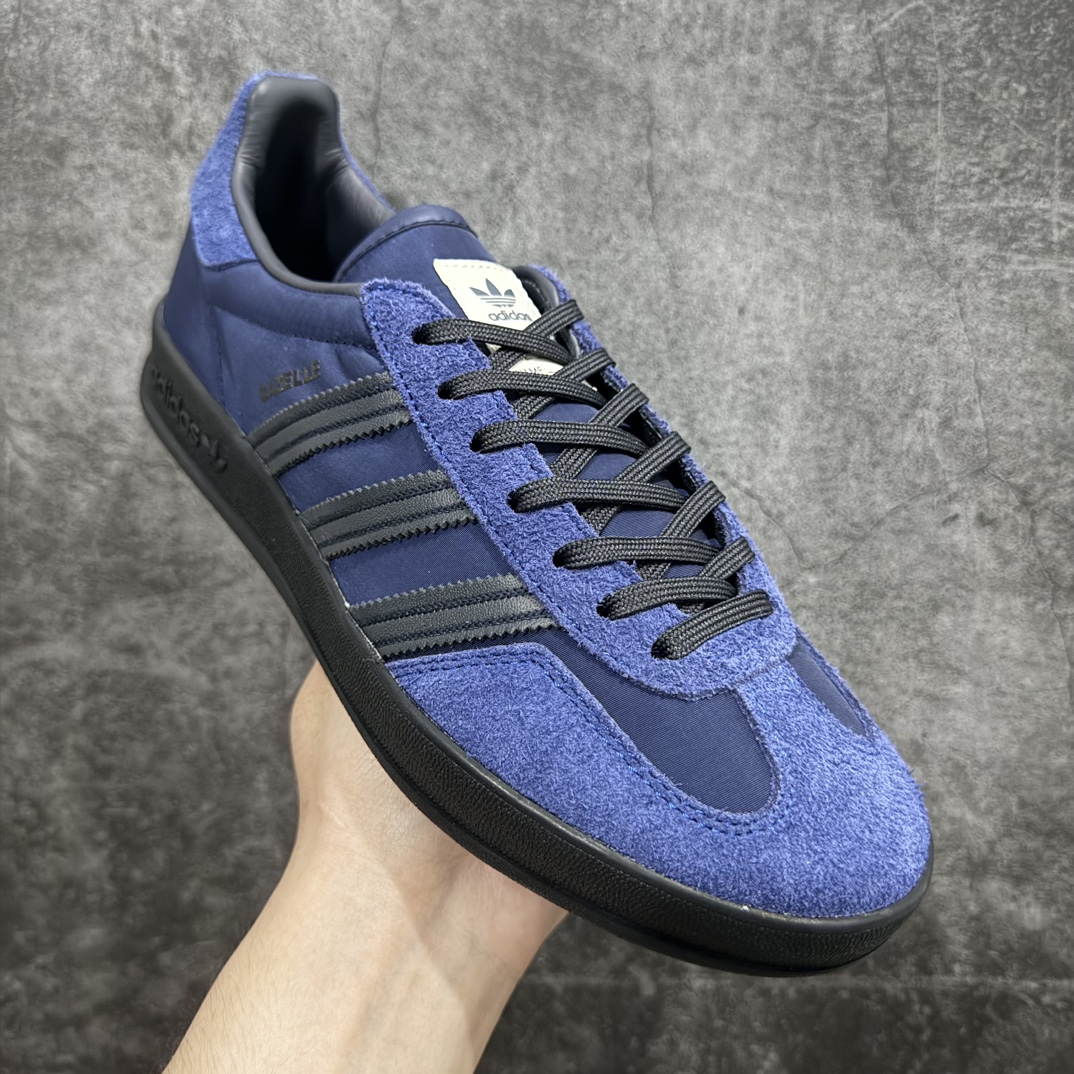 图片[3]-【Top版本】AD Original Gazelle Indoor Trainers 瞪羚室内鞋系列低帮复古百搭休闲运动德训风板鞋 深蓝 IH9986n高端零售特供批次 原厂定制长毛翻毛皮组合环保纤维革鞋面材质 内置环保海玻璃鞋垫 外置RB橡胶大底 产品品控稳定性领先行业 原厂全套原楦原纸板冲刀磨具开发 原厂皮料加持 原厂港宝加持定型后跟R度完美 将复古进行到底 简约流畅 三十年不变经典 这款Gazelle运动鞋 无论面料、配色、质感或设计 都只在重现其1991年原款的经典 皮革鞋面 撞色三条纹和鞋跟标的设计 力求呈现90年代的经典复古风潮 Samba火热的同时 也带动了其它的复古鞋型 Gazelle便是其中一只 Gazelle Indoor拥有包边更宽的T字型鞋头 更好的保护运动员的前掌 浓浓的复古氛围感 非常适合现在流行的Cleanfit风格SIZE：36 36.5 37.5 38 38.5 39 40 40.5 41 42 42.5 43 44 44.5 45 46 编码：TO250270n-鞋库