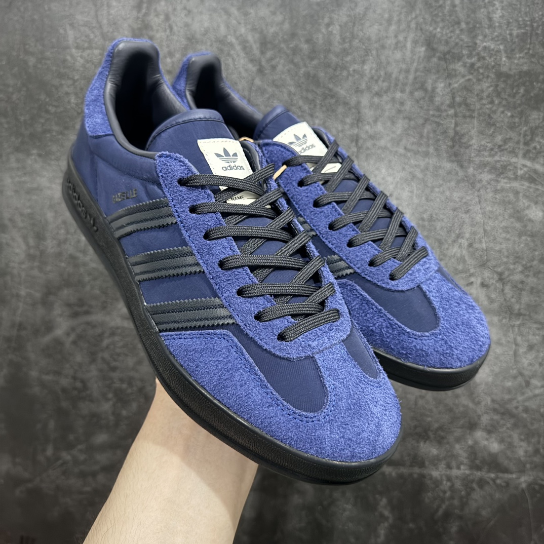 【Top版本】AD Original Gazelle Indoor Trainers 瞪羚室内鞋系列低帮复古百搭休闲运动德训风板鞋 深蓝 IH9986n高端零售特供批次 原厂定制长毛翻毛皮组合环保纤维革鞋面材质 内置环保海玻璃鞋垫 外置RB橡胶大底 产品品控稳定性领先行业 原厂全套原楦原纸板冲刀磨具开发 原厂皮料加持 原厂港宝加持定型后跟R度完美 将复古进行到底 简约流畅 三十年不变经典 这款Gazelle运动鞋 无论面料、配色、质感或设计 都只在重现其1991年原款的经典 皮革鞋面 撞色三条纹和鞋跟标的设计 力求呈现90年代的经典复古风潮 Samba火热的同时 也带动了其它的复古鞋型 Gazelle便是其中一只 Gazelle Indoor拥有包边更宽的T字型鞋头 更好的保护运动员的前掌 浓浓的复古氛围感 非常适合现在流行的Cleanfit风格SIZE：36 36.5 37.5 38 38.5 39 40 40.5 41 42 42.5 43 44 44.5 45 46 编码：TO250270n-鞋库