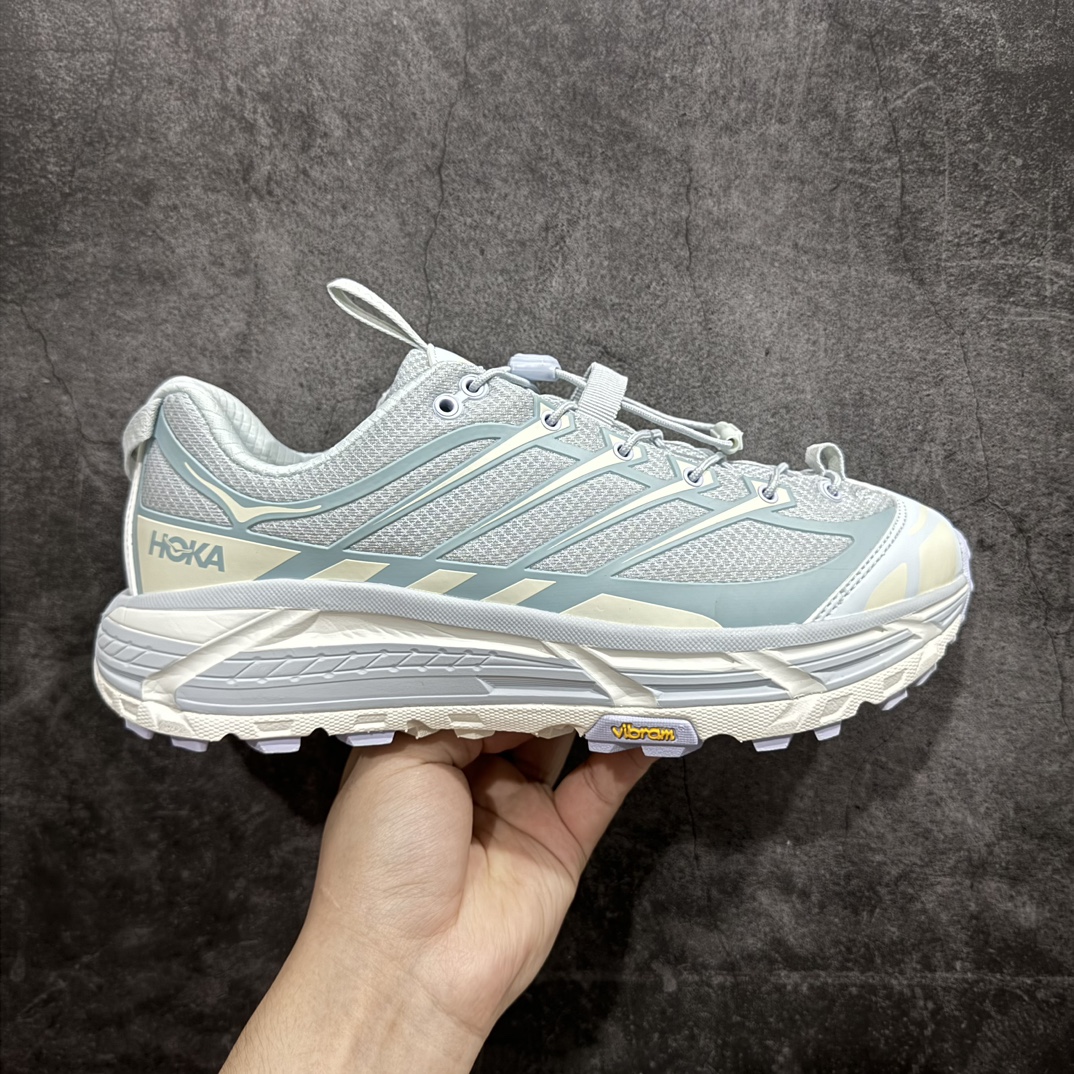 【绿X版】HOKA ONE ONE Mafate Three 2 玛法特2.5代系列低帮轻量户外越野休闲运动慢跑鞋n上脚赞到报爆 轻盈舒适n鞋面采用超轻的无缝架构轻薄的TPU贴在透气的鞋面材料上减轻重量同时也保证了支撑性鞋底采用滚动平衡技术 引导跑者回归自然步态祖传的神奇EVA材质中底依旧是一如既往地表现优秀 能提供充足的缓震 作为HOKA家的越野跑鞋 VIBRAM 橡胶大底也是必不可少的 即便在复杂湿滑的地形 依旧能有良好的抓地力及稳定性 鞋带采用了弹性不易松脱的扁宽弹性鞋带 前掌与中掌部分也进行了加宽 也更加适合亚洲人的脚型 是一款十分全面且足够强悍的户外硬核越野鞋日常搭配的话短裤是基本不挑 阔腿裤 工装裤以及各种长筒牛仔裤都可以SIZE：36 36.5 37.5 38 38.5 39 40 40.5 41 42 42.5 43 44 44.5 45 编码：NM290320-鞋库