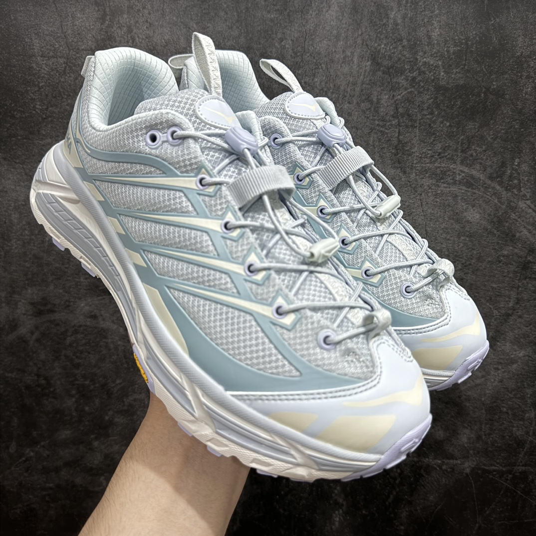 【绿X版】HOKA ONE ONE Mafate Three 2 玛法特2.5代系列低帮轻量户外越野休闲运动慢跑鞋n上脚赞到报爆 轻盈舒适n鞋面采用超轻的无缝架构轻薄的TPU贴在透气的鞋面材料上减轻重量同时也保证了支撑性鞋底采用滚动平衡技术 引导跑者回归自然步态祖传的神奇EVA材质中底依旧是一如既往地表现优秀 能提供充足的缓震 作为HOKA家的越野跑鞋 VIBRAM 橡胶大底也是必不可少的 即便在复杂湿滑的地形 依旧能有良好的抓地力及稳定性 鞋带采用了弹性不易松脱的扁宽弹性鞋带 前掌与中掌部分也进行了加宽 也更加适合亚洲人的脚型 是一款十分全面且足够强悍的户外硬核越野鞋日常搭配的话短裤是基本不挑 阔腿裤 工装裤以及各种长筒牛仔裤都可以SIZE：36 36.5 37.5 38 38.5 39 40 40.5 41 42 42.5 43 44 44.5 45 编码：NM290320-鞋库