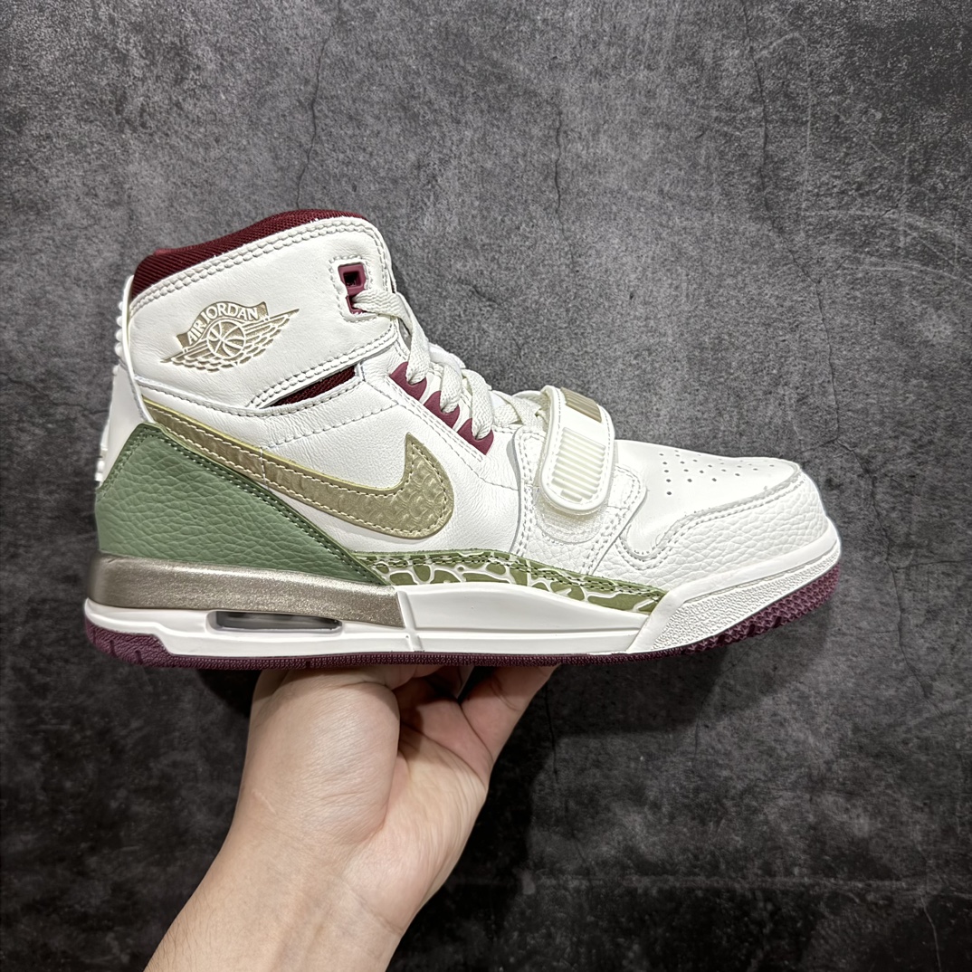 【奥莱Zp订单福利】Air Jordan Legacy AJ312 高帮 FZ5047-120 奥莱zp订单 直播间399 499一样的东西 帮你省钱 鞋身采用了皮革材质打造 横跨鞋面的魔术贴十分吸睛 侧面的Swoosh Logo的一部分被鞋面遮挡了一部分 颇具玩味 魔术贴上标有NK标识 而鞋舌上是Jordan的经典飞翼Logo 后跟和鞋底均采用了Air Jordan 3 的设计 后跟上同样也使用了经典的爆裂纹图案 尺码:35.5-40-选品中心