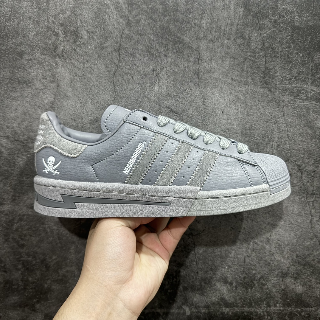 【公司级】NEIGHBORHOOD x adidas originalsSUPERSTAR 联名贝壳头渠道正品订单 诠释市场最高工艺水平n贝壳头经典小白板鞋 专柜上架同步配色n全鞋进口头层皮料打造n区别市面普通真标版本 进出专柜无压力 官方货号: IE6115 尺码: 35 36 36.5 37.5 38 38.5 39 40 40.5 41 42 42.5 43 44 45 编码：XN220240-莆田鞋批发中心