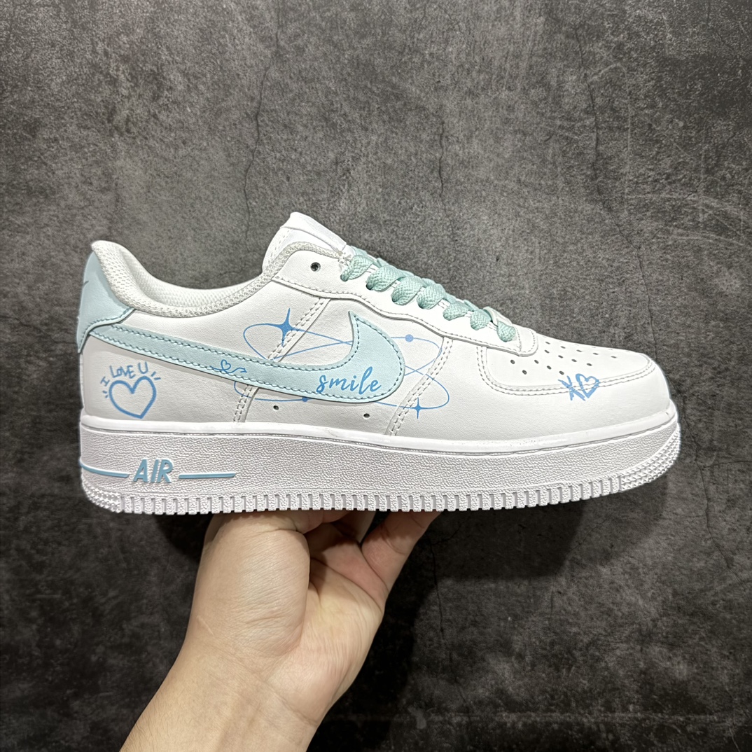 【公司级】官方爆款定制 二次元主题 Nike Air Force 1 Low’07  LOVE系列 白蓝喷绘 空军一号低帮休闲板鞋 定制皮料 原厂3D打印 定制鞋盒 原楦原纸板 纯正空军版型 内置全掌气垫 货号：CW2288-111 Size：36 36.5 37.5 38 38.5 39 40 40.5 41 42 42.5 43 44 44.5 45 编码：HXS270280-鞋库