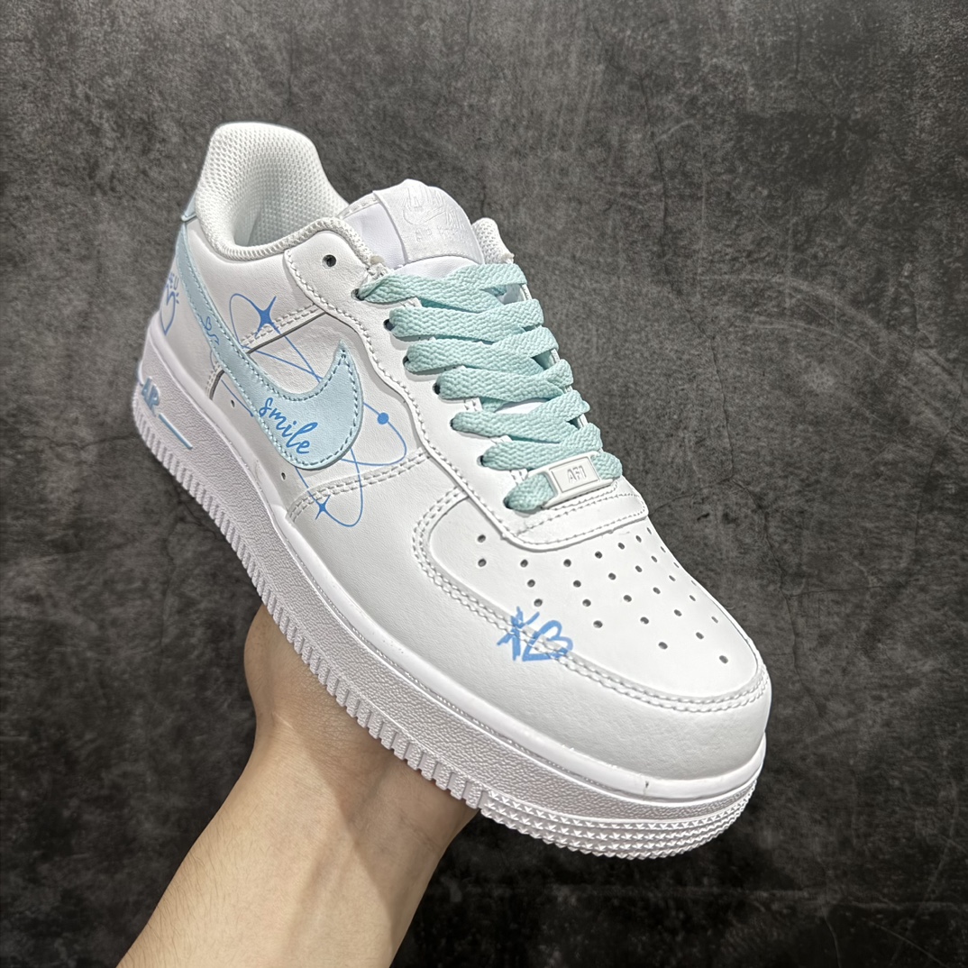 图片[3]-【公司级】官方爆款定制 二次元主题 Nike Air Force 1 Low’07  LOVE系列 白蓝喷绘 空军一号低帮休闲板鞋 定制皮料 原厂3D打印 定制鞋盒 原楦原纸板 纯正空军版型 内置全掌气垫 货号：CW2288-111 Size：36 36.5 37.5 38 38.5 39 40 40.5 41 42 42.5 43 44 44.5 45 编码：HXS270280-鞋库