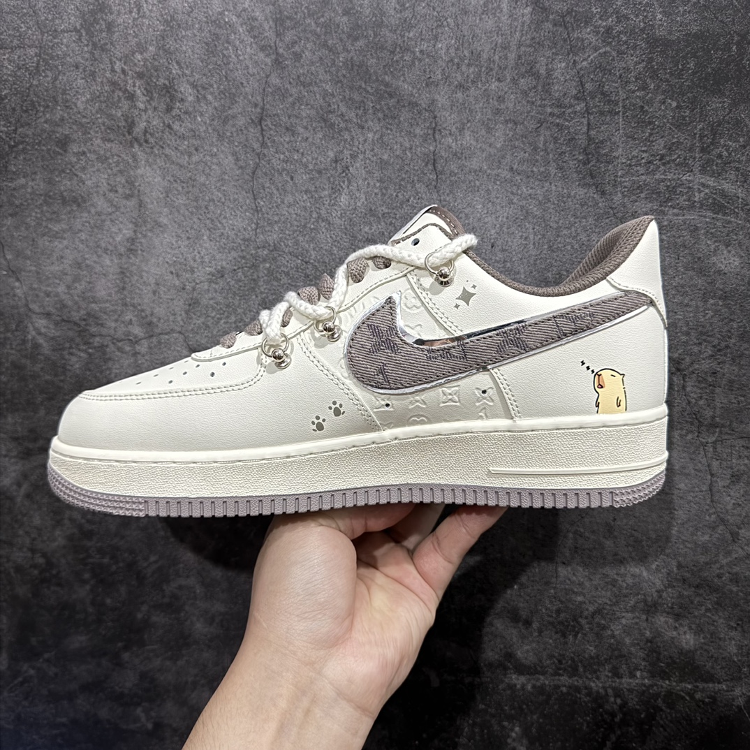 图片[2]-【定制版】Nike Air Force 1 Low 07 x Louis Vuitton 白棕涂鸦绑带 原楦头原纸板 打造纯正低帮空军版型 专注外贸渠道 全掌内置蜂窝气垫  原盒配件 原厂中底钢印、拉帮完美官方货号：LV0506-990 Size：36 36.5 37.5 38 38.5 39 40 40.5 41 42 42.5 43 44 44.5 45 编码：HXS290300-鞋库