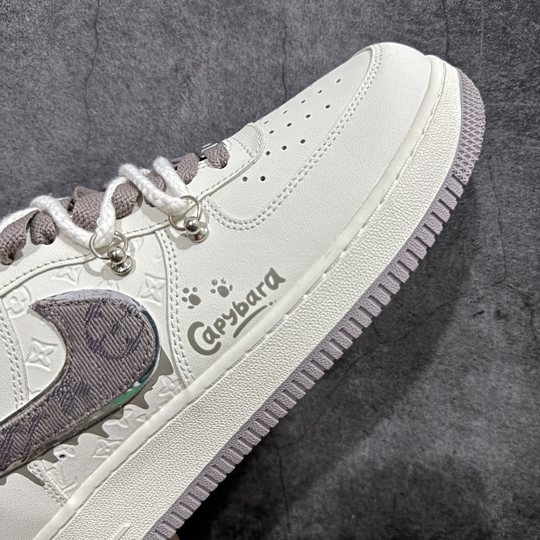 图片[6]-【定制版】Nike Air Force 1 Low 07 x Louis Vuitton 白棕涂鸦绑带 原楦头原纸板 打造纯正低帮空军版型 专注外贸渠道 全掌内置蜂窝气垫  原盒配件 原厂中底钢印、拉帮完美官方货号：LV0506-990 Size：36 36.5 37.5 38 38.5 39 40 40.5 41 42 42.5 43 44 44.5 45 编码：HXS290300-鞋库