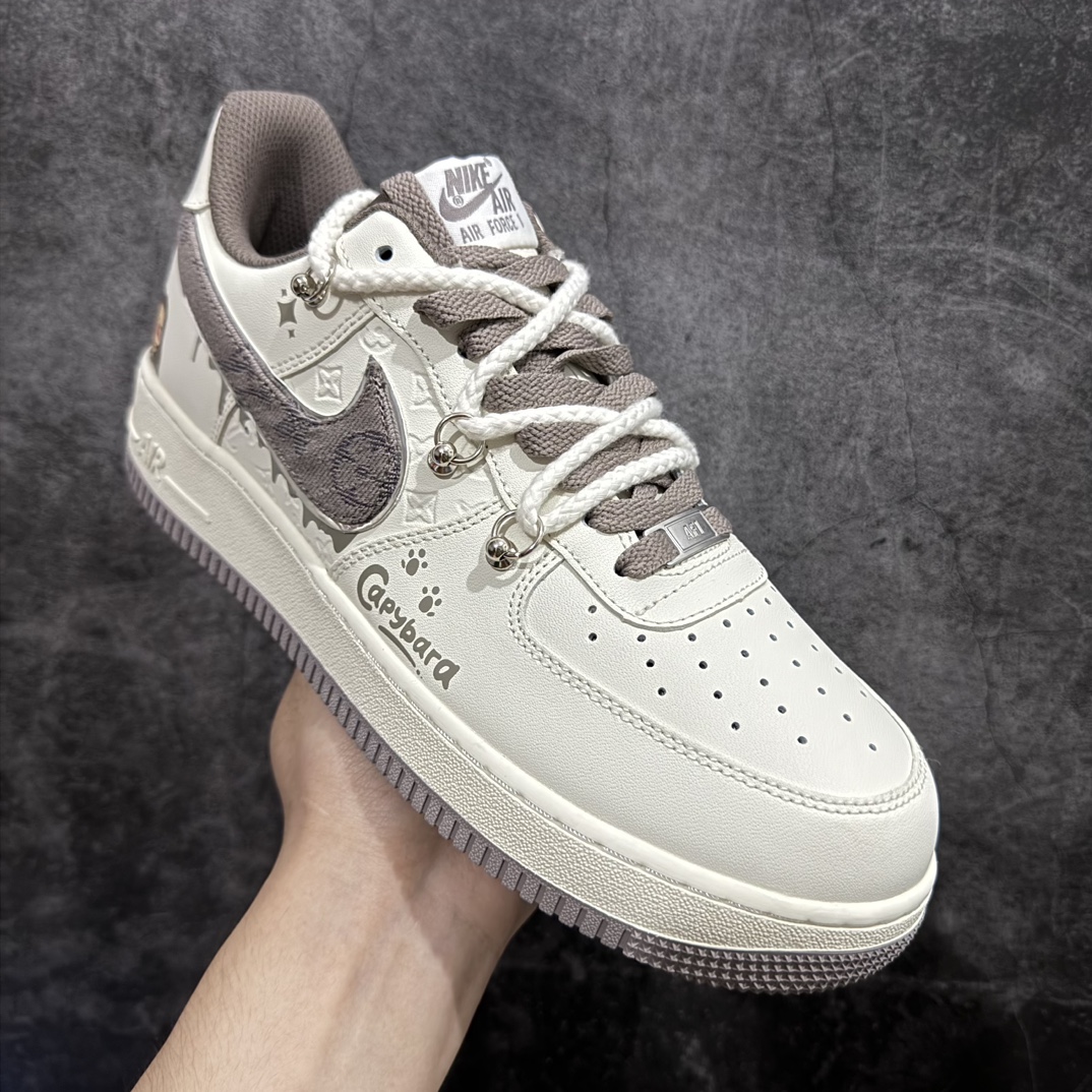 图片[3]-【定制版】Nike Air Force 1 Low 07 x Louis Vuitton 白棕涂鸦绑带 原楦头原纸板 打造纯正低帮空军版型 专注外贸渠道 全掌内置蜂窝气垫  原盒配件 原厂中底钢印、拉帮完美官方货号：LV0506-990 Size：36 36.5 37.5 38 38.5 39 40 40.5 41 42 42.5 43 44 44.5 45 编码：HXS290300-鞋库