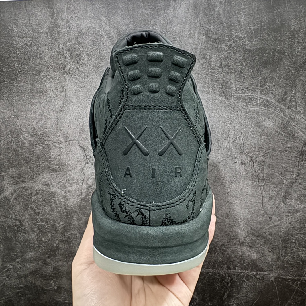 图片[4]-【OG纯原】KAWS x Air Jordan AJ4  涂鸦联名黑绿 930155-001n翻水经典 历史细节最优  完美出货纯原市场最高工艺复刻 无色差修正 夜光大底调试 涂鸦、色卡与原版基本零差距 原厂麂皮定制 高密度原厂电绣鞋面涂鸦 原盒原配 独家配原鞋拆解开发 原楦原纸板开发 全市场最纯正四代版型 原底真实气垫 回弹反馈充足 完美鞋楦打造 市面最高工艺一切细节如图实拍 所见所得 原装头层皮冲裁Size：40 40.5 41 42 42.5 43 44 44.5 45 46 47.5 编码：OG600620-鞋库