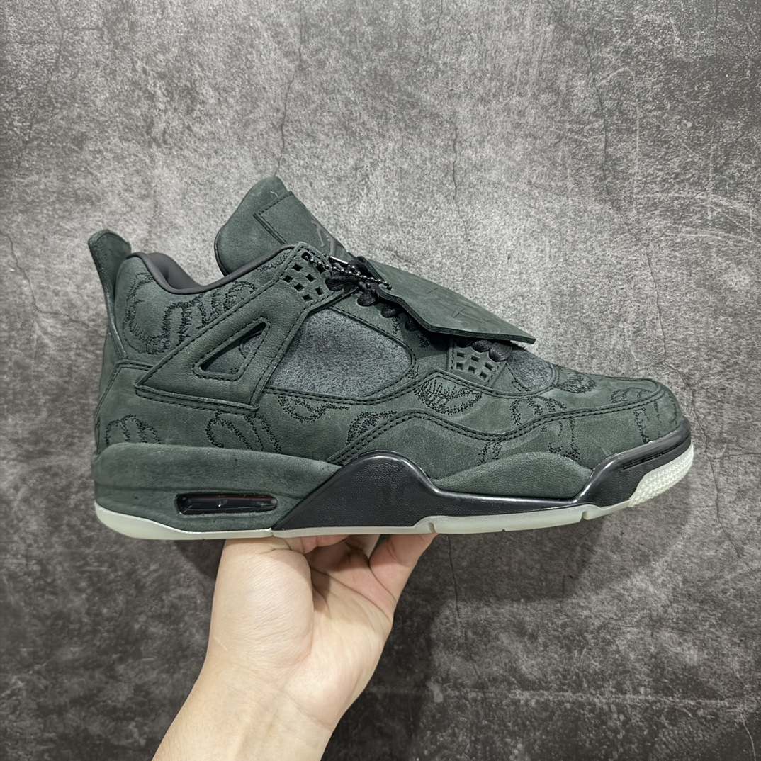 【OG纯原】KAWS x Air Jordan AJ4  涂鸦联名黑绿 930155-001n翻水经典 历史细节最优  完美出货纯原市场最高工艺复刻 无色差修正 夜光大底调试 涂鸦、色卡与原版基本零差距 原厂麂皮定制 高密度原厂电绣鞋面涂鸦 原盒原配 独家配原鞋拆解开发 原楦原纸板开发 全市场最纯正四代版型 原底真实气垫 回弹反馈充足 完美鞋楦打造 市面最高工艺一切细节如图实拍 所见所得 原装头层皮冲裁Size：40 40.5 41 42 42.5 43 44 44.5 45 46 47.5 编码：OG600620-鞋库