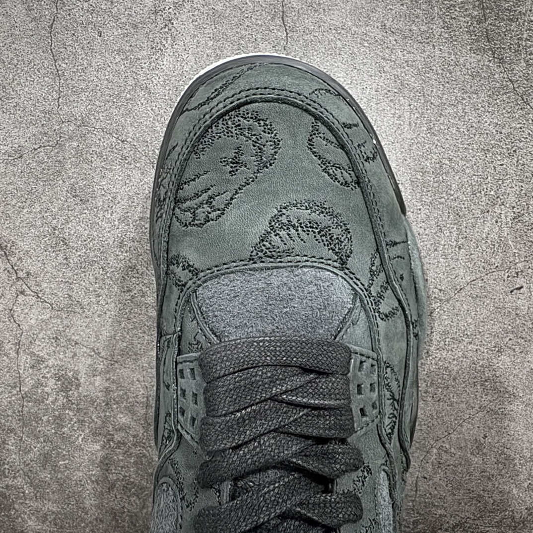 图片[5]-【OG纯原】KAWS x Air Jordan AJ4  涂鸦联名黑绿 930155-001n翻水经典 历史细节最优  完美出货纯原市场最高工艺复刻 无色差修正 夜光大底调试 涂鸦、色卡与原版基本零差距 原厂麂皮定制 高密度原厂电绣鞋面涂鸦 原盒原配 独家配原鞋拆解开发 原楦原纸板开发 全市场最纯正四代版型 原底真实气垫 回弹反馈充足 完美鞋楦打造 市面最高工艺一切细节如图实拍 所见所得 原装头层皮冲裁Size：40 40.5 41 42 42.5 43 44 44.5 45 46 47.5 编码：OG600620-鞋库