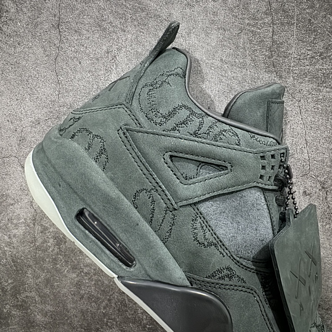 图片[7]-【OG纯原】KAWS x Air Jordan AJ4  涂鸦联名黑绿 930155-001n翻水经典 历史细节最优  完美出货纯原市场最高工艺复刻 无色差修正 夜光大底调试 涂鸦、色卡与原版基本零差距 原厂麂皮定制 高密度原厂电绣鞋面涂鸦 原盒原配 独家配原鞋拆解开发 原楦原纸板开发 全市场最纯正四代版型 原底真实气垫 回弹反馈充足 完美鞋楦打造 市面最高工艺一切细节如图实拍 所见所得 原装头层皮冲裁Size：40 40.5 41 42 42.5 43 44 44.5 45 46 47.5 编码：OG600620-鞋库