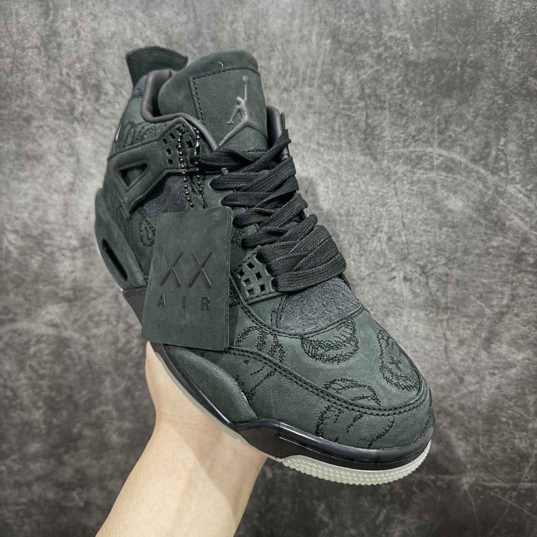 图片[3]-【OG纯原】KAWS x Air Jordan AJ4  涂鸦联名黑绿 930155-001n翻水经典 历史细节最优  完美出货纯原市场最高工艺复刻 无色差修正 夜光大底调试 涂鸦、色卡与原版基本零差距 原厂麂皮定制 高密度原厂电绣鞋面涂鸦 原盒原配 独家配原鞋拆解开发 原楦原纸板开发 全市场最纯正四代版型 原底真实气垫 回弹反馈充足 完美鞋楦打造 市面最高工艺一切细节如图实拍 所见所得 原装头层皮冲裁Size：40 40.5 41 42 42.5 43 44 44.5 45 46 47.5 编码：OG600620-鞋库