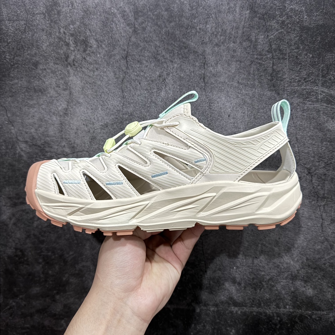 图片[2]-【小绿x纯原】HOKA One One Hopara Sandals 霍帕拉系列水路两用溯溪涉水休闲户外露营凉鞋n作为先锋品牌的 HOKA ONE ONE总是以独特的方式 HOPA RA是一款溯溪鞋 又名排水鞋 可长期用于涉水和溯溪 保护脚底和脚趾的安全和舒适 鞋面材料速干 透气 耐磨 鞋底防滑 耐磨 抓地能力强 出于安全考虑 设计要求较高 涉水溯溪过程中 水 泥沙 可以直接从鞋内大孔排出 细纹鞋底使在岩石上抓地能力强 避免打滑 而上路后 鞋面具有快干透气等优点 尺码：36 36.5 37.5 38 39 40 40.5 41 42 42.5 43 44 45 编码：C4240260-鞋库