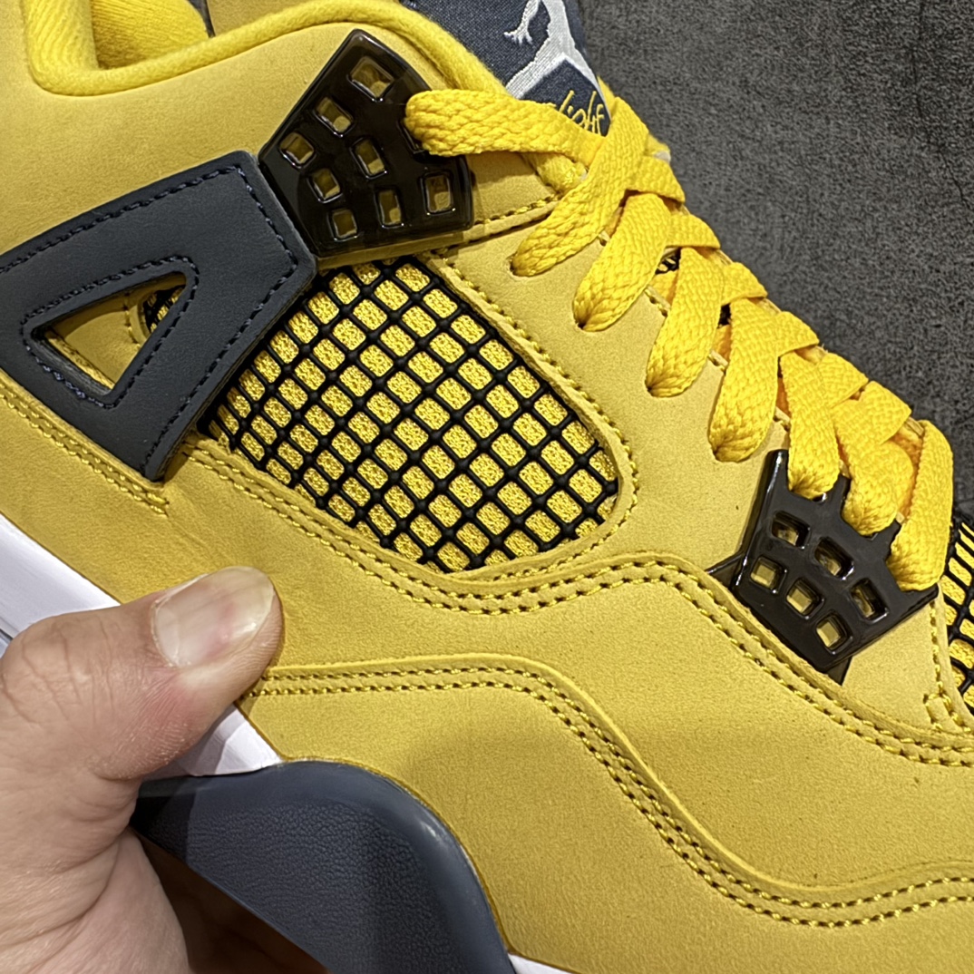 图片[4]-【纯原LW版本】Air Jordan AJ4 Retro 黄黑电母配色  314254-702n第一梯队最新批次 细节多次校对改良 接近完美 细节达到可过鉴定标准 耗时半年巨作 全套原纸板楦头开发 原厂特供皮料加持 确保原汁原味 完美呈现四代版型 一比一鞋头弧度高度鞋身弧度 数据细节工艺流程均保持原鞋一致 原厂TPU网格鞋带扣 正确内里网布 菱角分明不变形无多余毛边 柔软性质感一致于原鞋 原厂织唛标 原厂飞人电绣工艺 尾指中部跳三针 独家绑鞋带手法 印刷中底布 四线拉帮 米色美纹纸贴合固定 进口港宝加持 后跟自然饱满 全鞋荧光划线卡点 追求极致完美 每一双都是工艺品 多重QC质检 超越公司货的品控标准 实实在在的免检产品 尺码：36-47.5 编码：X10450480-鞋库