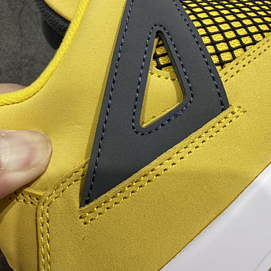 图片[3]-【纯原LW版本】Air Jordan AJ4 Retro 黄黑电母配色  314254-702n第一梯队最新批次 细节多次校对改良 接近完美 细节达到可过鉴定标准 耗时半年巨作 全套原纸板楦头开发 原厂特供皮料加持 确保原汁原味 完美呈现四代版型 一比一鞋头弧度高度鞋身弧度 数据细节工艺流程均保持原鞋一致 原厂TPU网格鞋带扣 正确内里网布 菱角分明不变形无多余毛边 柔软性质感一致于原鞋 原厂织唛标 原厂飞人电绣工艺 尾指中部跳三针 独家绑鞋带手法 印刷中底布 四线拉帮 米色美纹纸贴合固定 进口港宝加持 后跟自然饱满 全鞋荧光划线卡点 追求极致完美 每一双都是工艺品 多重QC质检 超越公司货的品控标准 实实在在的免检产品 尺码：36-47.5 编码：X10450480-鞋库