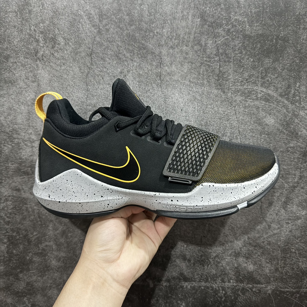 【K版纯原】NK Paul George PG1保罗乔治一代签名篮球鞋 黑白 878627-006n网眼布面与麂皮材质拼接合成的鞋身充满质感 鞋面与鞋底的鱼鳞纹路、携带扣的浮标形状设计的灵感来自于乔治最大的个人爱好一钓鱼 鞋身的F引ywire动态飞线与大绑带设计为球鞋提供了非常优秀的包妻和稳定性 中底则使用了Phylon泡棉加前掌Zoom Air气垫 带来轻盈而富有回弹力的缓震效果 球鞋后部的3M反光条设计则寓意着他那次著名的受伤事件  尺码：39 40 40.5 41 42 42.5 43 44 44.5 45 46 编码：L6380400-鞋库