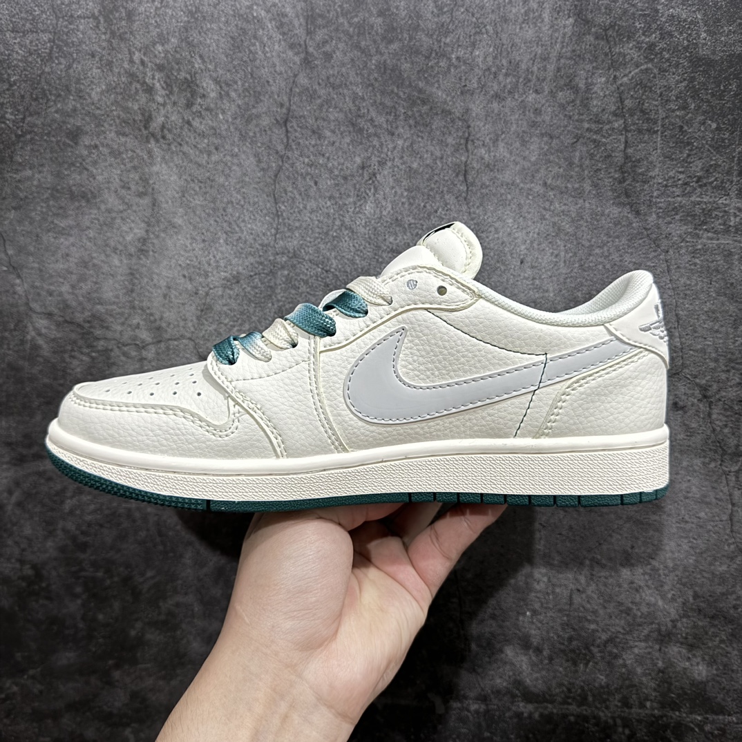 图片[2]-【定制版】Travis Scott x Nike Air Jordan 1 Low x BAPE 三方联名nAir Jordan 1 Low 反转白灰绿倒钩 纯原版本n全鞋采用原装头层皮，用料扎实 精雕细琢n鞋型极致还原 飞翼3D打印改良 深度立体四线中底拉帮皮料选材 钢印 背胶一应俱全 全新批次 原装原模大底全鞋原厂定制皮料，手感细腻正确折边工艺 完美细节诠释 货号：XY2688 100 Size：36 36.5 37.5 38 38.5 39 40 40.5 41 42 42.5 43 44 44.5 45 编码：HXS320340-鞋库