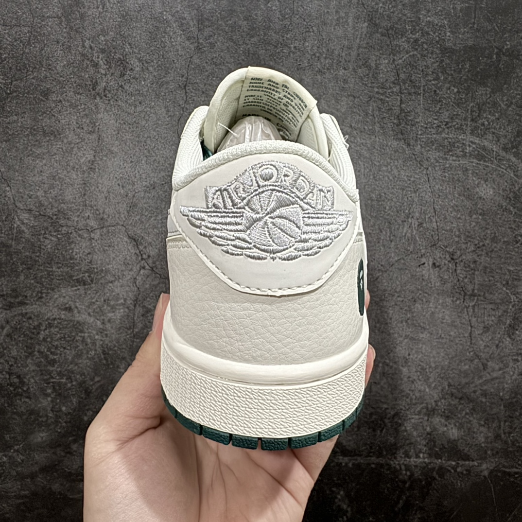 图片[4]-【定制版】Travis Scott x Nike Air Jordan 1 Low x BAPE 三方联名nAir Jordan 1 Low 反转白灰绿倒钩 纯原版本n全鞋采用原装头层皮，用料扎实 精雕细琢n鞋型极致还原 飞翼3D打印改良 深度立体四线中底拉帮皮料选材 钢印 背胶一应俱全 全新批次 原装原模大底全鞋原厂定制皮料，手感细腻正确折边工艺 完美细节诠释 货号：XY2688 100 Size：36 36.5 37.5 38 38.5 39 40 40.5 41 42 42.5 43 44 44.5 45 编码：HXS320340-鞋库