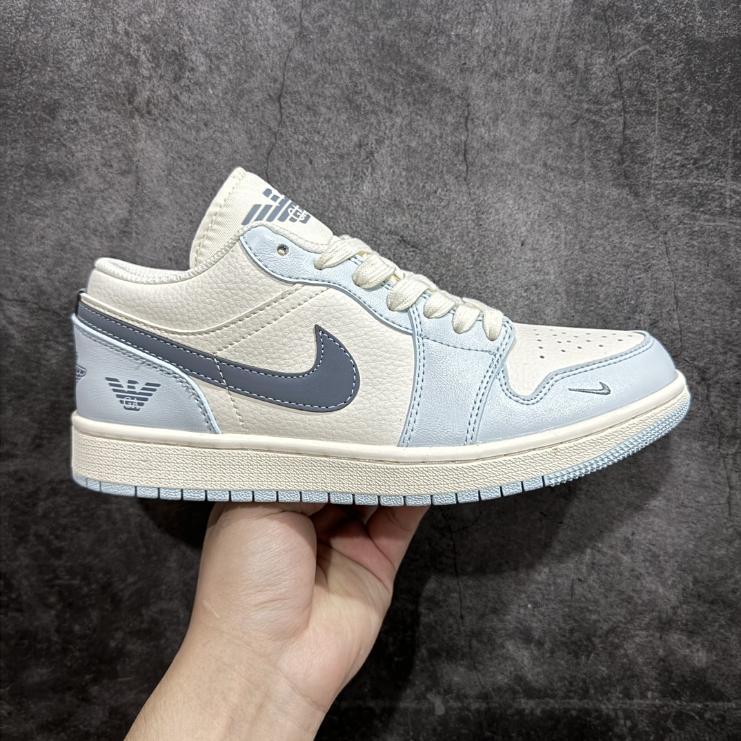 【定制版】Nike Jordan Air Jordan 1 阿玛尼联名纯原大厂出品 极力推荐n定制鞋盒 大厂纯原品质出货超高清洁度 皮料切割干净无任何毛边 细节完美官方货号：WG8850 012nSize: 36 36.5 37.5 38 38.5 39 40 40.5 41 42 42.5 43 44 44.5 45 编码：HXS320340-鞋库