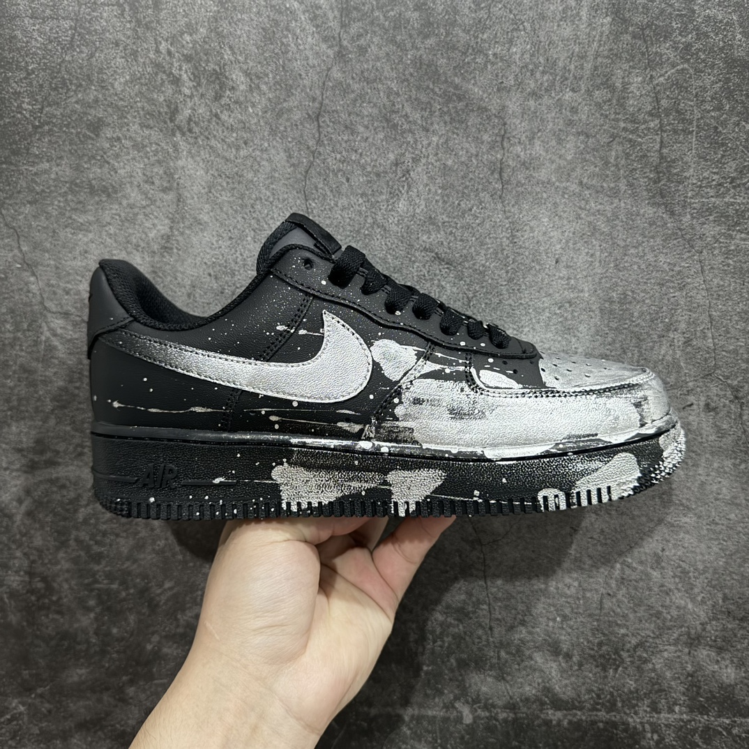 【公司级】Nike Air Force 1\’07空军一号二次元手绘“现场”订制空军一号板鞋 低帮黑色 设计灵感来源于二次元涂鸦风 原楦头原纸板 打造纯正空军版型 #专注外贸渠道  全掌内置蜂窝气垫 #原盒配件 原厂中底钢印、拉帮完美 货号：CW2288-012nSIZE：36 36.5 37.5 38 38.5 39 40 40.5 41 42 42.5 43 44 44.5 45 编码：HXS290300-莆田鞋批发中心