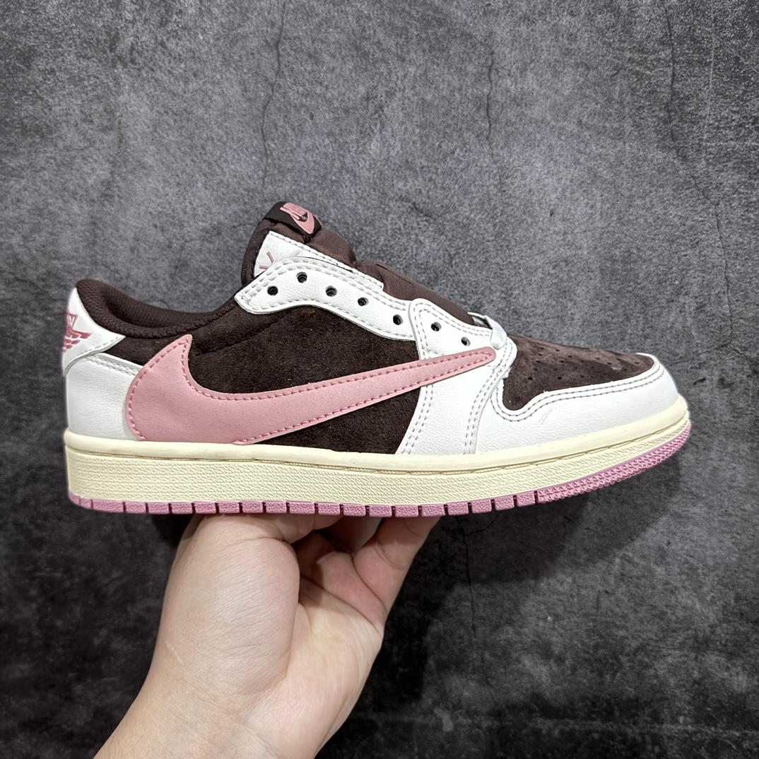 【KX神版】Travis Scott x Air Jordan AJ1 Low OG SP TS联名倒钩低帮 白棕粉 DZ4137-206nn 毫无疑问市场中端王者 耗时半年巨作 全套原纸板楦头开发 确保原汁原味 完美呈现倒钩版型 原档案转印油墨一体 东莞原厂磨具大底独家尺码35.5 48.5 一码一磨具拒绝假半码 此版本只针对中端市场 皮料材质有所更替 其他数据细节工艺流程均保持一致 绝不口嗨 细节品控鞋型随意秒杀市面3XX 4XX 原盒原配 外盒透明胶套 内侧字体 工整带凹凸感 原厂拉帮工艺 针距密度一致 后跟弧度收口自然不对折 极致一眼正品既视感 进口玻璃冲刀皮料裁剪零毛边 承诺百分百一致原鞋 全鞋电脑针车工艺 进口港宝加持 后跟自然饱满 全鞋荧光划线卡点 追求极致完美 每一双都是工艺品 多重QC质检 超越公司货的品控标准 实实在在的免检产品SIZE：35.5 36 36.5 37.5 38 38.5 39 40 编码：MF270300-莆田鞋批发中心