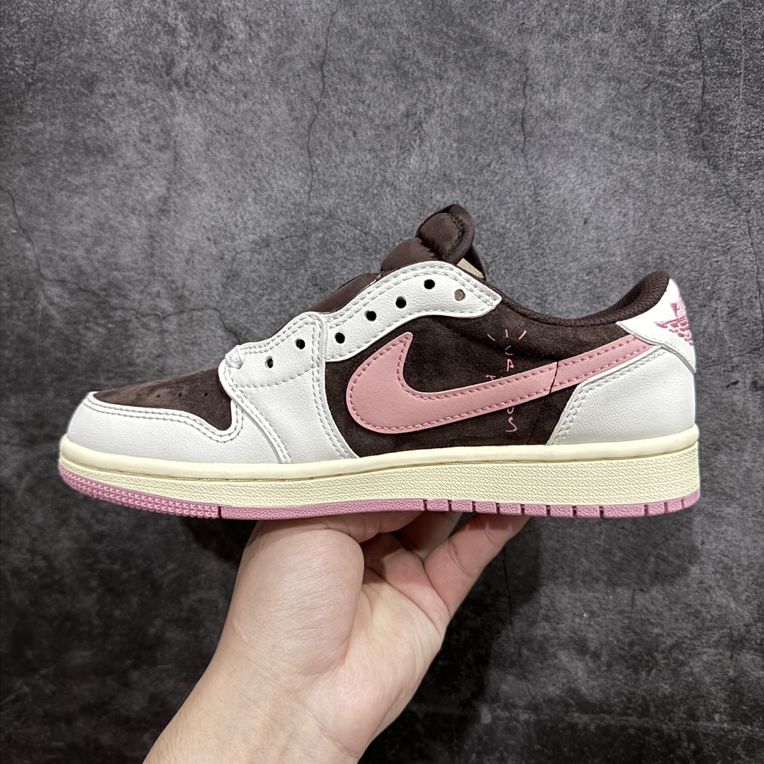 图片[2]-【KX神版】Travis Scott x Air Jordan AJ1 Low OG SP TS联名倒钩低帮 白棕粉 DZ4137-206nn 毫无疑问市场中端王者 耗时半年巨作 全套原纸板楦头开发 确保原汁原味 完美呈现倒钩版型 原档案转印油墨一体 东莞原厂磨具大底独家尺码35.5 48.5 一码一磨具拒绝假半码 此版本只针对中端市场 皮料材质有所更替 其他数据细节工艺流程均保持一致 绝不口嗨 细节品控鞋型随意秒杀市面3XX 4XX 原盒原配 外盒透明胶套 内侧字体 工整带凹凸感 原厂拉帮工艺 针距密度一致 后跟弧度收口自然不对折 极致一眼正品既视感 进口玻璃冲刀皮料裁剪零毛边 承诺百分百一致原鞋 全鞋电脑针车工艺 进口港宝加持 后跟自然饱满 全鞋荧光划线卡点 追求极致完美 每一双都是工艺品 多重QC质检 超越公司货的品控标准 实实在在的免检产品SIZE：35.5 36 36.5 37.5 38 38.5 39 40 编码：MF270300-莆田鞋批发中心