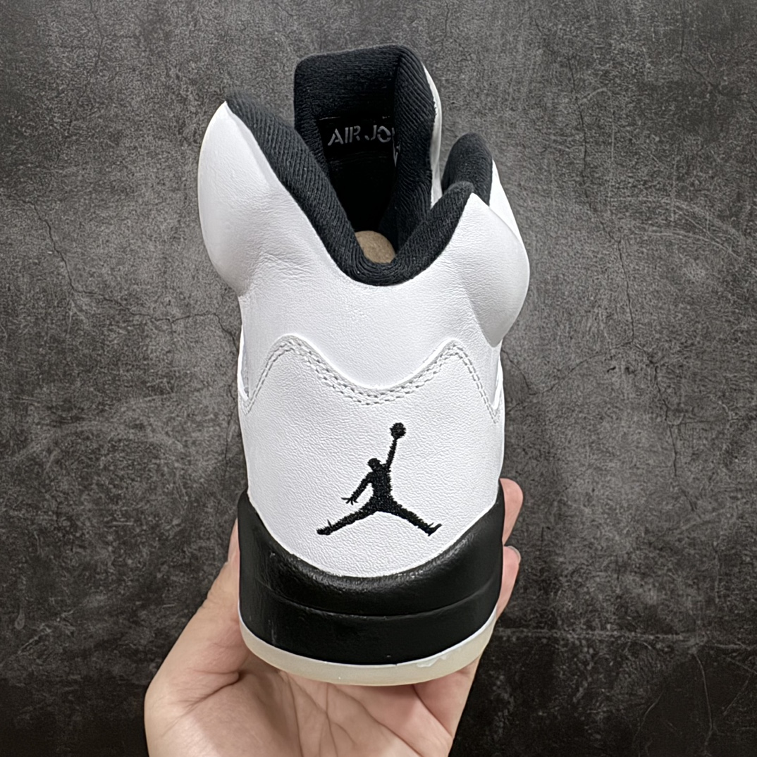 图片[4]-【外贸版】Air Jordan 5\”White/Black\” aj5黑白熊猫  AJ5 乔丹5代 aj5 乔5 高邦 白黑 乔丹篮球鞋系列n鞋面整体采用了皮革面料打造，配色方面以白色示人，整体颜值还是非常不错的！鞋身侧面的透气网格则使用白色呈现，中底部分的锯齿元素则采用黑白破魔点缀，鞋舌部分标志性的3M反光设计依旧保留，并且带有黑色Jumpman Logo点缀。此外后跟部分带有\”23\”字样刺绣，表面鞋款身份。中底可视化透明气垫，后跟Jumpman Logo采用黑色刺绣点缀，与鞋舌相呼应。鞋底使用白色中底搭配黑白水晶大底呈现，水晶大底下印有黑色Jumpnman Logo，为整个设计收尾。 货号：DD0587-110 尺码：40 40.5 41 42 42.5 43 44 44.5 45 46 47.5 编码：777400440-莆田鞋批发中心