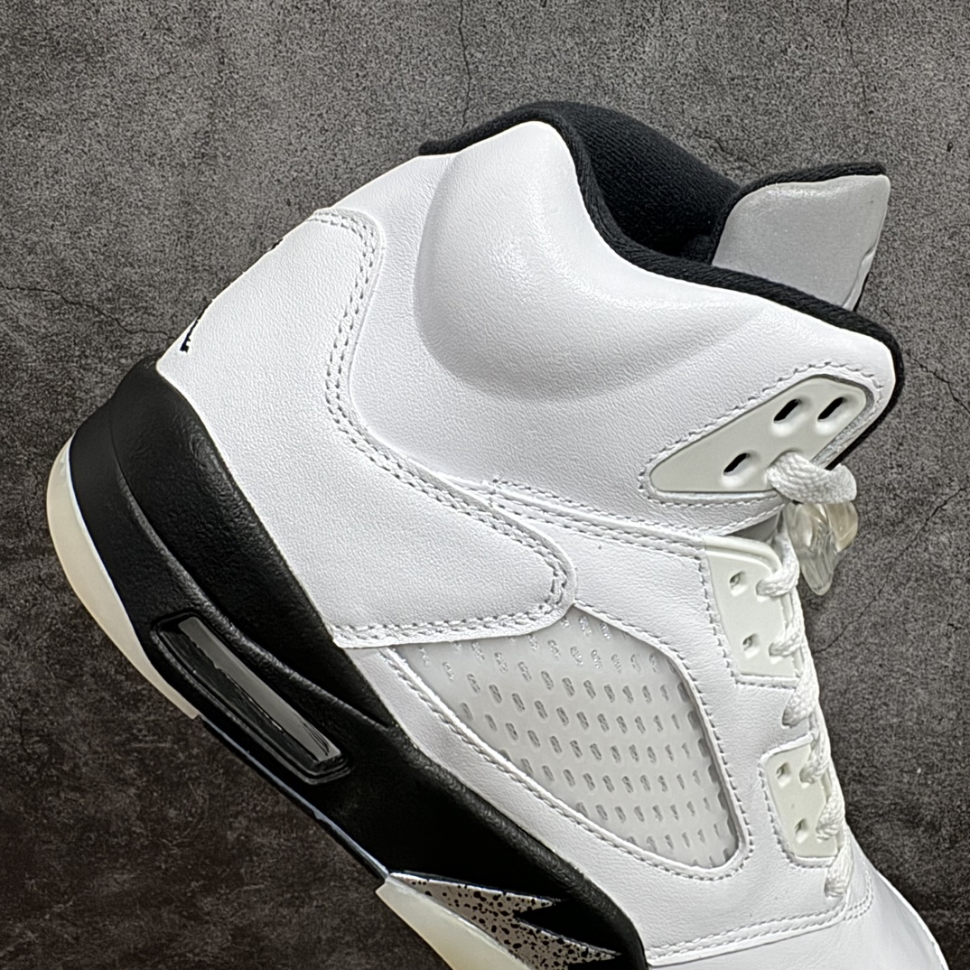 图片[7]-【外贸版】Air Jordan 5\”White/Black\” aj5黑白熊猫  AJ5 乔丹5代 aj5 乔5 高邦 白黑 乔丹篮球鞋系列n鞋面整体采用了皮革面料打造，配色方面以白色示人，整体颜值还是非常不错的！鞋身侧面的透气网格则使用白色呈现，中底部分的锯齿元素则采用黑白破魔点缀，鞋舌部分标志性的3M反光设计依旧保留，并且带有黑色Jumpman Logo点缀。此外后跟部分带有\”23\”字样刺绣，表面鞋款身份。中底可视化透明气垫，后跟Jumpman Logo采用黑色刺绣点缀，与鞋舌相呼应。鞋底使用白色中底搭配黑白水晶大底呈现，水晶大底下印有黑色Jumpnman Logo，为整个设计收尾。 货号：DD0587-110 尺码：40 40.5 41 42 42.5 43 44 44.5 45 46 47.5 编码：777400440-莆田鞋批发中心