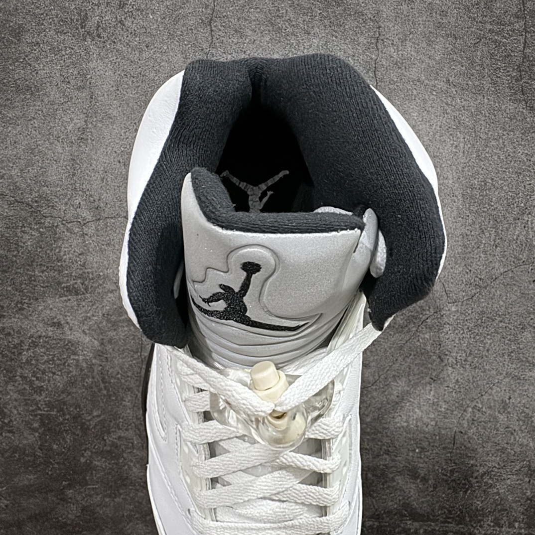 图片[8]-【外贸版】Air Jordan 5\”White/Black\” aj5黑白熊猫  AJ5 乔丹5代 aj5 乔5 高邦 白黑 乔丹篮球鞋系列n鞋面整体采用了皮革面料打造，配色方面以白色示人，整体颜值还是非常不错的！鞋身侧面的透气网格则使用白色呈现，中底部分的锯齿元素则采用黑白破魔点缀，鞋舌部分标志性的3M反光设计依旧保留，并且带有黑色Jumpman Logo点缀。此外后跟部分带有\”23\”字样刺绣，表面鞋款身份。中底可视化透明气垫，后跟Jumpman Logo采用黑色刺绣点缀，与鞋舌相呼应。鞋底使用白色中底搭配黑白水晶大底呈现，水晶大底下印有黑色Jumpnman Logo，为整个设计收尾。 货号：DD0587-110 尺码：40 40.5 41 42 42.5 43 44 44.5 45 46 47.5 编码：777400440-莆田鞋批发中心