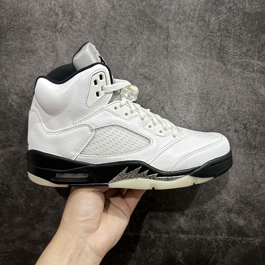 【外贸版】Air Jordan 5\”White/Black\” aj5黑白熊猫  AJ5 乔丹5代 aj5 乔5 高邦 白黑 乔丹篮球鞋系列n鞋面整体采用了皮革面料打造，配色方面以白色示人，整体颜值还是非常不错的！鞋身侧面的透气网格则使用白色呈现，中底部分的锯齿元素则采用黑白破魔点缀，鞋舌部分标志性的3M反光设计依旧保留，并且带有黑色Jumpman Logo点缀。此外后跟部分带有\”23\”字样刺绣，表面鞋款身份。中底可视化透明气垫，后跟Jumpman Logo采用黑色刺绣点缀，与鞋舌相呼应。鞋底使用白色中底搭配黑白水晶大底呈现，水晶大底下印有黑色Jumpnman Logo，为整个设计收尾。 货号：DD0587-110 尺码：40 40.5 41 42 42.5 43 44 44.5 45 46 47.5 编码：777400440-鞋库