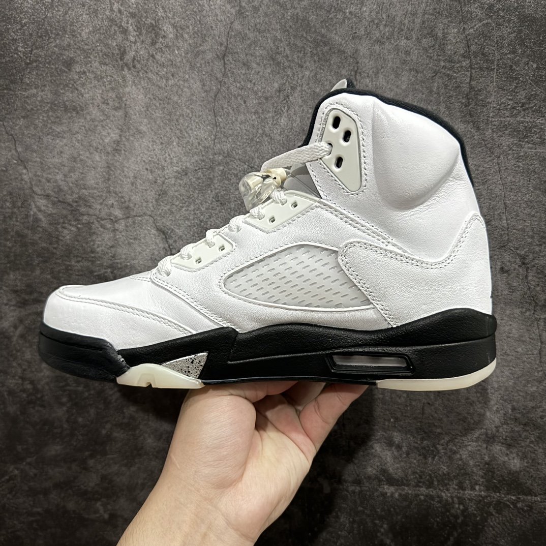 图片[2]-【外贸版】Air Jordan 5\”White/Black\” aj5黑白熊猫  AJ5 乔丹5代 aj5 乔5 高邦 白黑 乔丹篮球鞋系列n鞋面整体采用了皮革面料打造，配色方面以白色示人，整体颜值还是非常不错的！鞋身侧面的透气网格则使用白色呈现，中底部分的锯齿元素则采用黑白破魔点缀，鞋舌部分标志性的3M反光设计依旧保留，并且带有黑色Jumpman Logo点缀。此外后跟部分带有\”23\”字样刺绣，表面鞋款身份。中底可视化透明气垫，后跟Jumpman Logo采用黑色刺绣点缀，与鞋舌相呼应。鞋底使用白色中底搭配黑白水晶大底呈现，水晶大底下印有黑色Jumpnman Logo，为整个设计收尾。 货号：DD0587-110 尺码：40 40.5 41 42 42.5 43 44 44.5 45 46 47.5 编码：777400440-鞋库