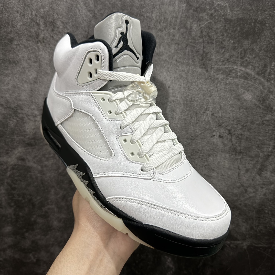 图片[3]-【外贸版】Air Jordan 5\”White/Black\” aj5黑白熊猫  AJ5 乔丹5代 aj5 乔5 高邦 白黑 乔丹篮球鞋系列n鞋面整体采用了皮革面料打造，配色方面以白色示人，整体颜值还是非常不错的！鞋身侧面的透气网格则使用白色呈现，中底部分的锯齿元素则采用黑白破魔点缀，鞋舌部分标志性的3M反光设计依旧保留，并且带有黑色Jumpman Logo点缀。此外后跟部分带有\”23\”字样刺绣，表面鞋款身份。中底可视化透明气垫，后跟Jumpman Logo采用黑色刺绣点缀，与鞋舌相呼应。鞋底使用白色中底搭配黑白水晶大底呈现，水晶大底下印有黑色Jumpnman Logo，为整个设计收尾。 货号：DD0587-110 尺码：40 40.5 41 42 42.5 43 44 44.5 45 46 47.5 编码：777400440-莆田鞋批发中心