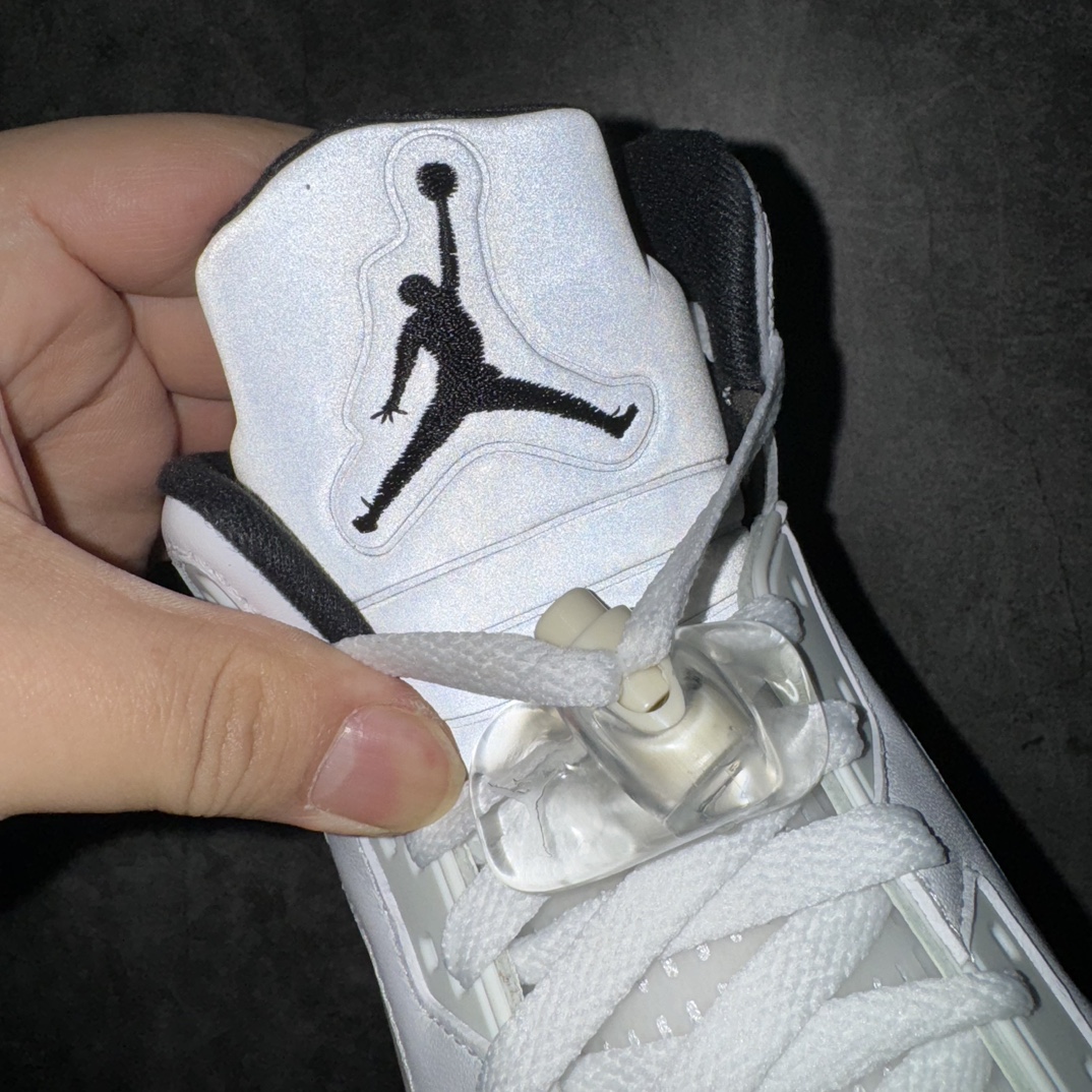 图片[5]-【外贸版】Air Jordan 5\”White/Black\” aj5黑白熊猫  AJ5 乔丹5代 aj5 乔5 高邦 白黑 乔丹篮球鞋系列n鞋面整体采用了皮革面料打造，配色方面以白色示人，整体颜值还是非常不错的！鞋身侧面的透气网格则使用白色呈现，中底部分的锯齿元素则采用黑白破魔点缀，鞋舌部分标志性的3M反光设计依旧保留，并且带有黑色Jumpman Logo点缀。此外后跟部分带有\”23\”字样刺绣，表面鞋款身份。中底可视化透明气垫，后跟Jumpman Logo采用黑色刺绣点缀，与鞋舌相呼应。鞋底使用白色中底搭配黑白水晶大底呈现，水晶大底下印有黑色Jumpnman Logo，为整个设计收尾。 货号：DD0587-110 尺码：40 40.5 41 42 42.5 43 44 44.5 45 46 47.5 编码：777400440-莆田鞋批发中心