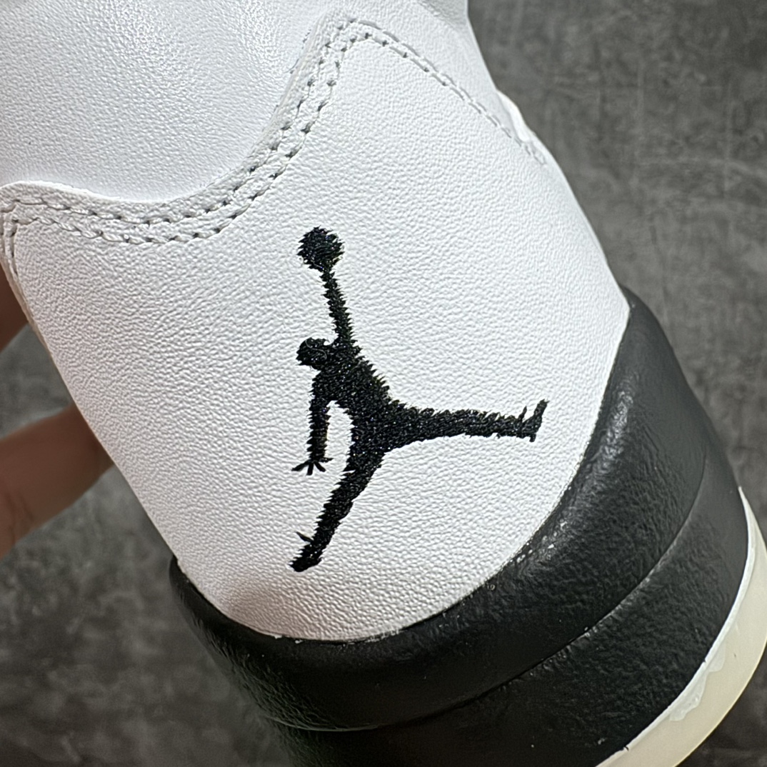 图片[2]-【外贸版】Air Jordan 5\”White/Black\” aj5黑白熊猫  AJ5 乔丹5代 aj5 乔5 高邦 白黑 乔丹篮球鞋系列n鞋面整体采用了皮革面料打造，配色方面以白色示人，整体颜值还是非常不错的！鞋身侧面的透气网格则使用白色呈现，中底部分的锯齿元素则采用黑白破魔点缀，鞋舌部分标志性的3M反光设计依旧保留，并且带有黑色Jumpman Logo点缀。此外后跟部分带有\”23\”字样刺绣，表面鞋款身份。中底可视化透明气垫，后跟Jumpman Logo采用黑色刺绣点缀，与鞋舌相呼应。鞋底使用白色中底搭配黑白水晶大底呈现，水晶大底下印有黑色Jumpnman Logo，为整个设计收尾。 货号：DD0587-110 尺码：40 40.5 41 42 42.5 43 44 44.5 45 46 47.5 编码：777400440-鞋库