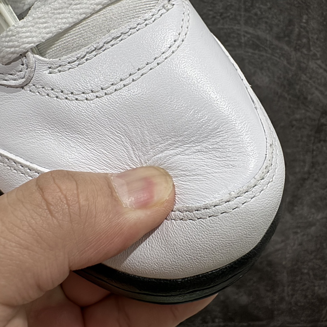 图片[4]-【外贸版】Air Jordan 5\”White/Black\” aj5黑白熊猫  AJ5 乔丹5代 aj5 乔5 高邦 白黑 乔丹篮球鞋系列n鞋面整体采用了皮革面料打造，配色方面以白色示人，整体颜值还是非常不错的！鞋身侧面的透气网格则使用白色呈现，中底部分的锯齿元素则采用黑白破魔点缀，鞋舌部分标志性的3M反光设计依旧保留，并且带有黑色Jumpman Logo点缀。此外后跟部分带有\”23\”字样刺绣，表面鞋款身份。中底可视化透明气垫，后跟Jumpman Logo采用黑色刺绣点缀，与鞋舌相呼应。鞋底使用白色中底搭配黑白水晶大底呈现，水晶大底下印有黑色Jumpnman Logo，为整个设计收尾。 货号：DD0587-110 尺码：40 40.5 41 42 42.5 43 44 44.5 45 46 47.5 编码：777400440-鞋库