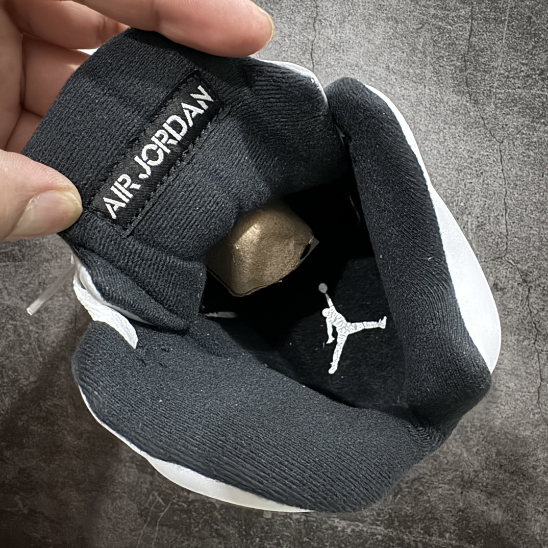 图片[6]-【外贸版】Air Jordan 5\”White/Black\” aj5黑白熊猫  AJ5 乔丹5代 aj5 乔5 高邦 白黑 乔丹篮球鞋系列n鞋面整体采用了皮革面料打造，配色方面以白色示人，整体颜值还是非常不错的！鞋身侧面的透气网格则使用白色呈现，中底部分的锯齿元素则采用黑白破魔点缀，鞋舌部分标志性的3M反光设计依旧保留，并且带有黑色Jumpman Logo点缀。此外后跟部分带有\”23\”字样刺绣，表面鞋款身份。中底可视化透明气垫，后跟Jumpman Logo采用黑色刺绣点缀，与鞋舌相呼应。鞋底使用白色中底搭配黑白水晶大底呈现，水晶大底下印有黑色Jumpnman Logo，为整个设计收尾。 货号：DD0587-110 尺码：40 40.5 41 42 42.5 43 44 44.5 45 46 47.5 编码：777400440-鞋库