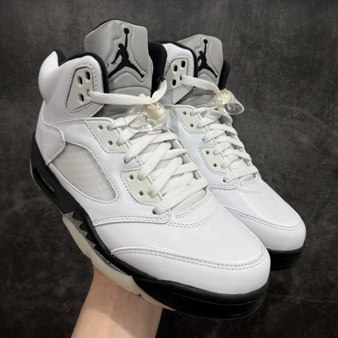 【外贸版】Air Jordan 5\”White/Black\” aj5黑白熊猫  AJ5 乔丹5代 aj5 乔5 高邦 白黑 乔丹篮球鞋系列n鞋面整体采用了皮革面料打造，配色方面以白色示人，整体颜值还是非常不错的！鞋身侧面的透气网格则使用白色呈现，中底部分的锯齿元素则采用黑白破魔点缀，鞋舌部分标志性的3M反光设计依旧保留，并且带有黑色Jumpman Logo点缀。此外后跟部分带有\”23\”字样刺绣，表面鞋款身份。中底可视化透明气垫，后跟Jumpman Logo采用黑色刺绣点缀，与鞋舌相呼应。鞋底使用白色中底搭配黑白水晶大底呈现，水晶大底下印有黑色Jumpnman Logo，为整个设计收尾。 货号：DD0587-110 尺码：40 40.5 41 42 42.5 43 44 44.5 45 46 47.5 编码：777400440-莆田鞋批发中心