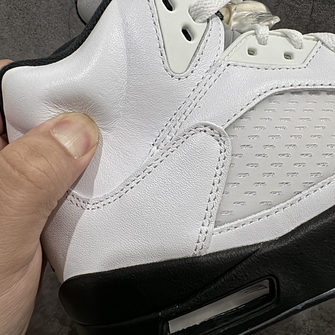 图片[3]-【外贸版】Air Jordan 5\”White/Black\” aj5黑白熊猫  AJ5 乔丹5代 aj5 乔5 高邦 白黑 乔丹篮球鞋系列n鞋面整体采用了皮革面料打造，配色方面以白色示人，整体颜值还是非常不错的！鞋身侧面的透气网格则使用白色呈现，中底部分的锯齿元素则采用黑白破魔点缀，鞋舌部分标志性的3M反光设计依旧保留，并且带有黑色Jumpman Logo点缀。此外后跟部分带有\”23\”字样刺绣，表面鞋款身份。中底可视化透明气垫，后跟Jumpman Logo采用黑色刺绣点缀，与鞋舌相呼应。鞋底使用白色中底搭配黑白水晶大底呈现，水晶大底下印有黑色Jumpnman Logo，为整个设计收尾。 货号：DD0587-110 尺码：40 40.5 41 42 42.5 43 44 44.5 45 46 47.5 编码：777400440-鞋库