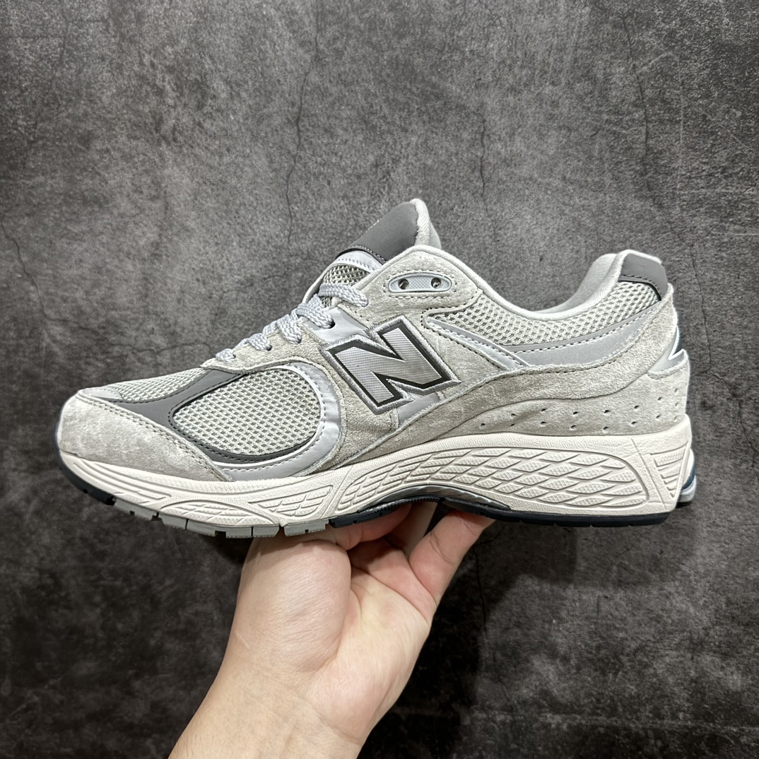 图片[2]-【正确组合底版】New Balance 2002R NB2002 男女休闲慢跑鞋 ML2002ROnn纯原工厂出品n保留原有的版型 清洁度和品质n材料有微调整 价格更具性价比n日韩出口特供订单配套商长期套现长期补货 全新货品正常出厂触屏不到的单价 超级跑量款全套原楦原纸板原厂数据开发 进口三明治网面原装进口翻毛皮料正确绒感卡色 正确中底拉帮中底网布细节 采用轻质牛剖革拼接透气网眼衬垫织物鞋面材质 T-Beam大底提供足步弓支撑 保持步态稳定 后跟搭载外露缓震胶 鞋身整体以各种深浅不一的灰色覆盖 鞋头以淡蓝色调装饰 网眼衬垫通过不规律的色块实现做旧的美感 泛黄的鞋底更是进一步增添了复古气息  尺码：36 37 37.5 38 38.5 39.5 40 40.5 41.5 42 42.5 43 44 44.5 45 编码：MZ260280-莆田鞋批发中心