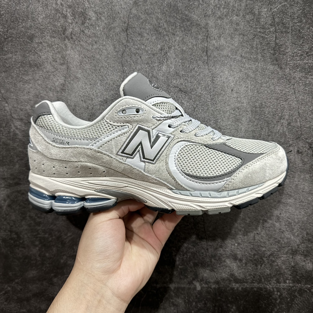 【正确组合底版】New Balance 2002R NB2002 男女休闲慢跑鞋 ML2002ROnn纯原工厂出品n保留原有的版型 清洁度和品质n材料有微调整 价格更具性价比n日韩出口特供订单配套商长期套现长期补货 全新货品正常出厂触屏不到的单价 超级跑量款全套原楦原纸板原厂数据开发 进口三明治网面原装进口翻毛皮料正确绒感卡色 正确中底拉帮中底网布细节 采用轻质牛剖革拼接透气网眼衬垫织物鞋面材质 T-Beam大底提供足步弓支撑 保持步态稳定 后跟搭载外露缓震胶 鞋身整体以各种深浅不一的灰色覆盖 鞋头以淡蓝色调装饰 网眼衬垫通过不规律的色块实现做旧的美感 泛黄的鞋底更是进一步增添了复古气息  尺码：36 37 37.5 38 38.5 39.5 40 40.5 41.5 42 42.5 43 44 44.5 45 编码：MZ260280-莆田鞋批发中心