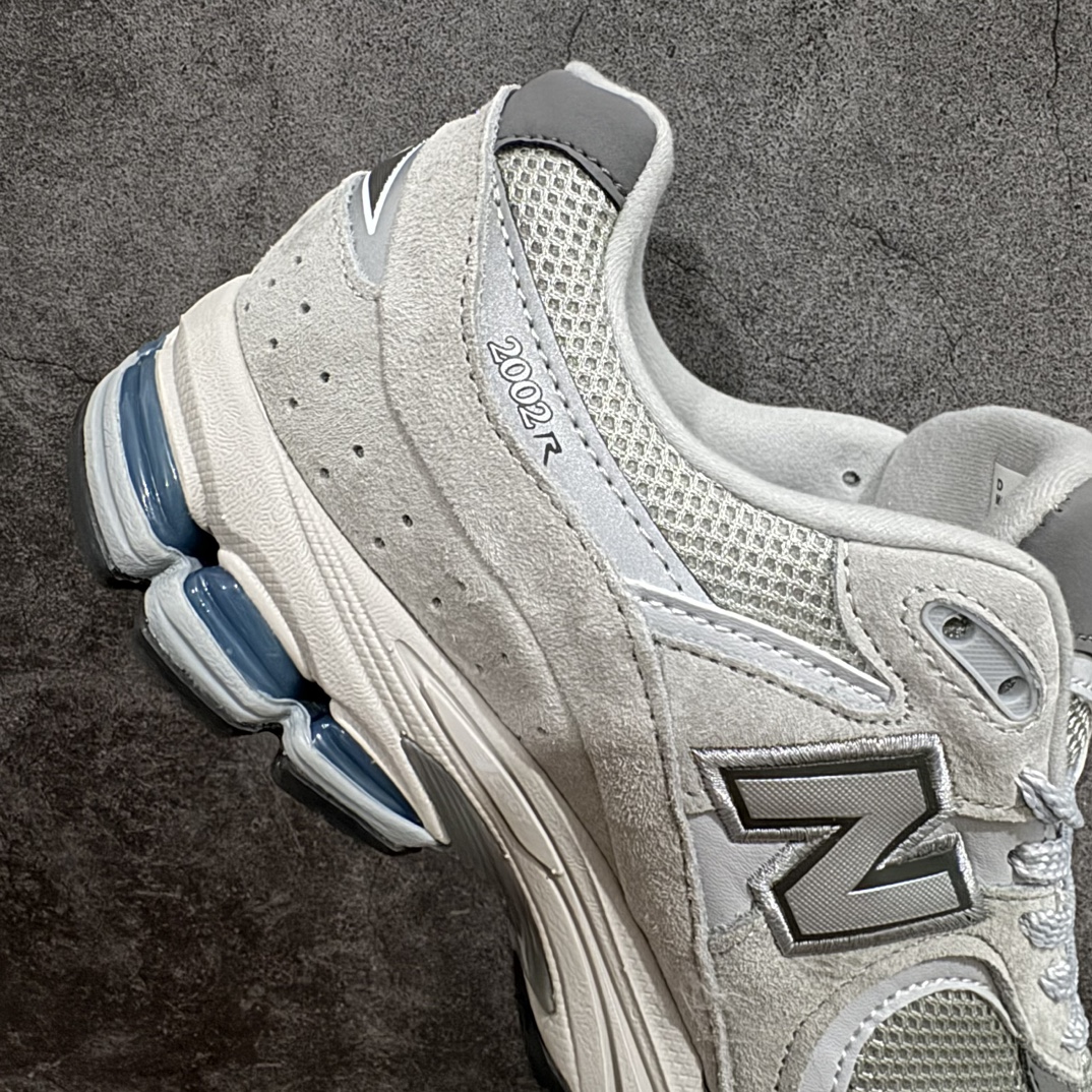 图片[7]-【正确组合底版】New Balance 2002R NB2002 男女休闲慢跑鞋 ML2002ROnn纯原工厂出品n保留原有的版型 清洁度和品质n材料有微调整 价格更具性价比n日韩出口特供订单配套商长期套现长期补货 全新货品正常出厂触屏不到的单价 超级跑量款全套原楦原纸板原厂数据开发 进口三明治网面原装进口翻毛皮料正确绒感卡色 正确中底拉帮中底网布细节 采用轻质牛剖革拼接透气网眼衬垫织物鞋面材质 T-Beam大底提供足步弓支撑 保持步态稳定 后跟搭载外露缓震胶 鞋身整体以各种深浅不一的灰色覆盖 鞋头以淡蓝色调装饰 网眼衬垫通过不规律的色块实现做旧的美感 泛黄的鞋底更是进一步增添了复古气息  尺码：36 37 37.5 38 38.5 39.5 40 40.5 41.5 42 42.5 43 44 44.5 45 编码：MZ260280-鞋库