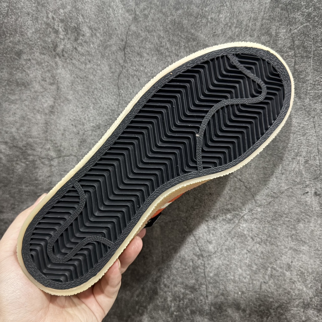 图片[9]-【福利专供版】Song For The Mute x AD Originals Campus 90S 最新联名复古破坏工艺帆布鞋 上架实拍 原版开发版型，外置耐磨防滑橡透明胶底，不对称配色设计，毛巾面料的三条杠和后跟提环，破坏毛边的做旧设计，纽扣式鞋带孔，细节和质感拉满，满满时尚感 货号：ID4818 尺码：36 36.5 37 38 38.5 39 40 40.5 41 42 42.5 43 44 44.5 45-选品中心