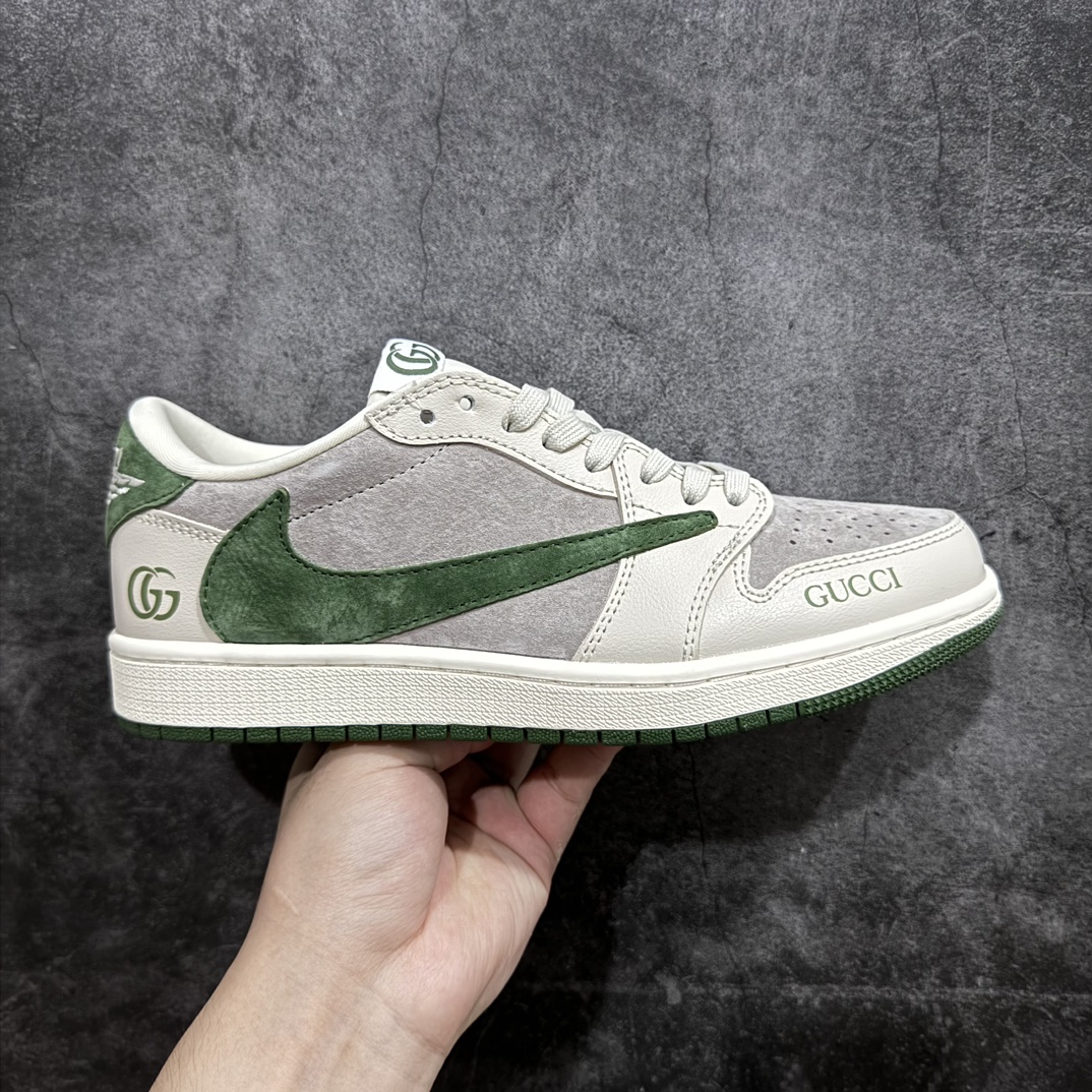 【定制版】Fragment x TS x Air Jordan 1 Low x Gucci 三方联名倒钩低帮 纯原大厂出品 唯一可媲美原版 同价位区间无对手n全新的三方联名低帮倒钩鞋面延续了黑脚趾设计 点缀上Travis Scott 标志性的Logon完善极具Fragment Design的设计风格n左右脚分别以Travis Scott鬼脸和乔丹飞翼加以修饰彰显出三方联名的奢华格调 官方货号：LX1988 106 Size：36 36.5 37.5 38 38.5 39 40 40.5 41 42 42.5 43 44 44.5 45 编码：HXS320340-莆田鞋批发中心