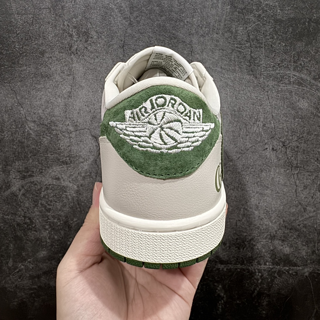 图片[4]-【定制版】Fragment x TS x Air Jordan 1 Low x Gucci 三方联名倒钩低帮 纯原大厂出品 唯一可媲美原版 同价位区间无对手n全新的三方联名低帮倒钩鞋面延续了黑脚趾设计 点缀上Travis Scott 标志性的Logon完善极具Fragment Design的设计风格n左右脚分别以Travis Scott鬼脸和乔丹飞翼加以修饰彰显出三方联名的奢华格调 官方货号：LX1988 106 Size：36 36.5 37.5 38 38.5 39 40 40.5 41 42 42.5 43 44 44.5 45 编码：HXS320340-鞋库